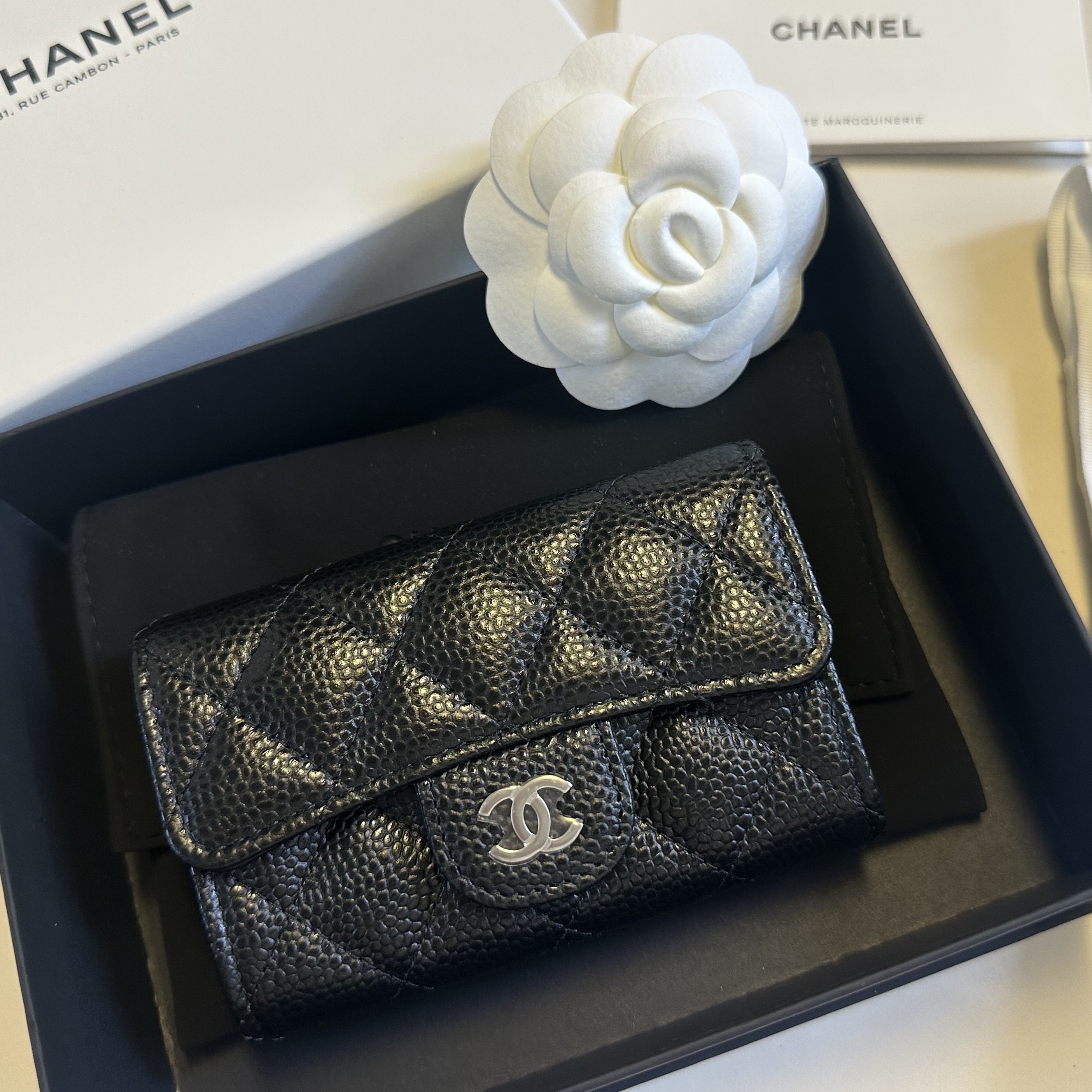 Chanel Classic Card Holder Grained Calfskin & Silver Black 착용 스타일 - 2