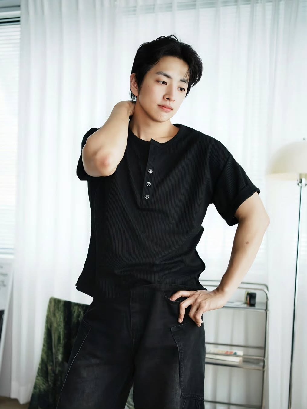 WESLEY HYUSTON W Metal Button Henley Neck Knit Black 착용 스타일 - 1