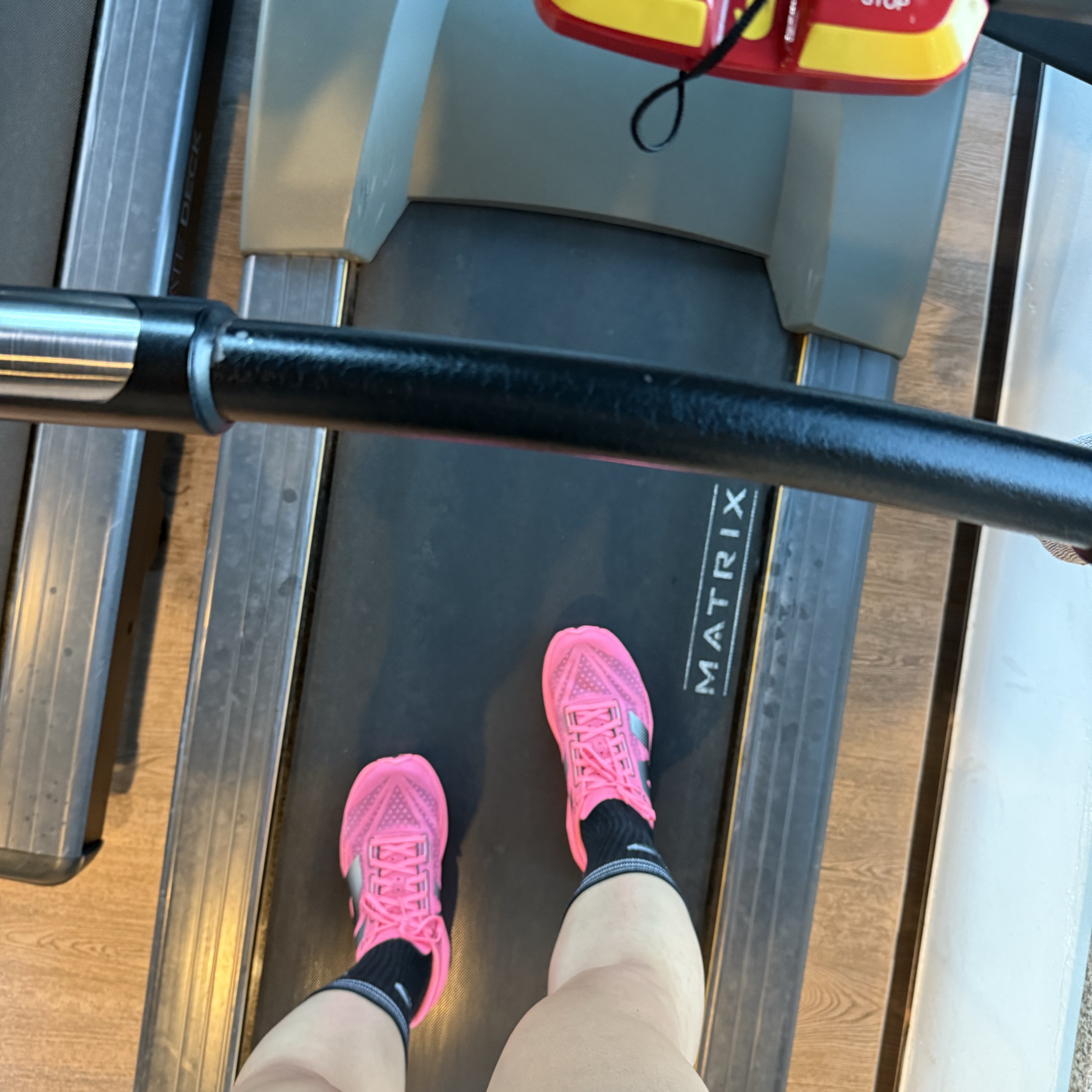 New Balance Fuelcell Rebel v4 Ultra Pink Black - 2E Wide 착용 스타일 - 3