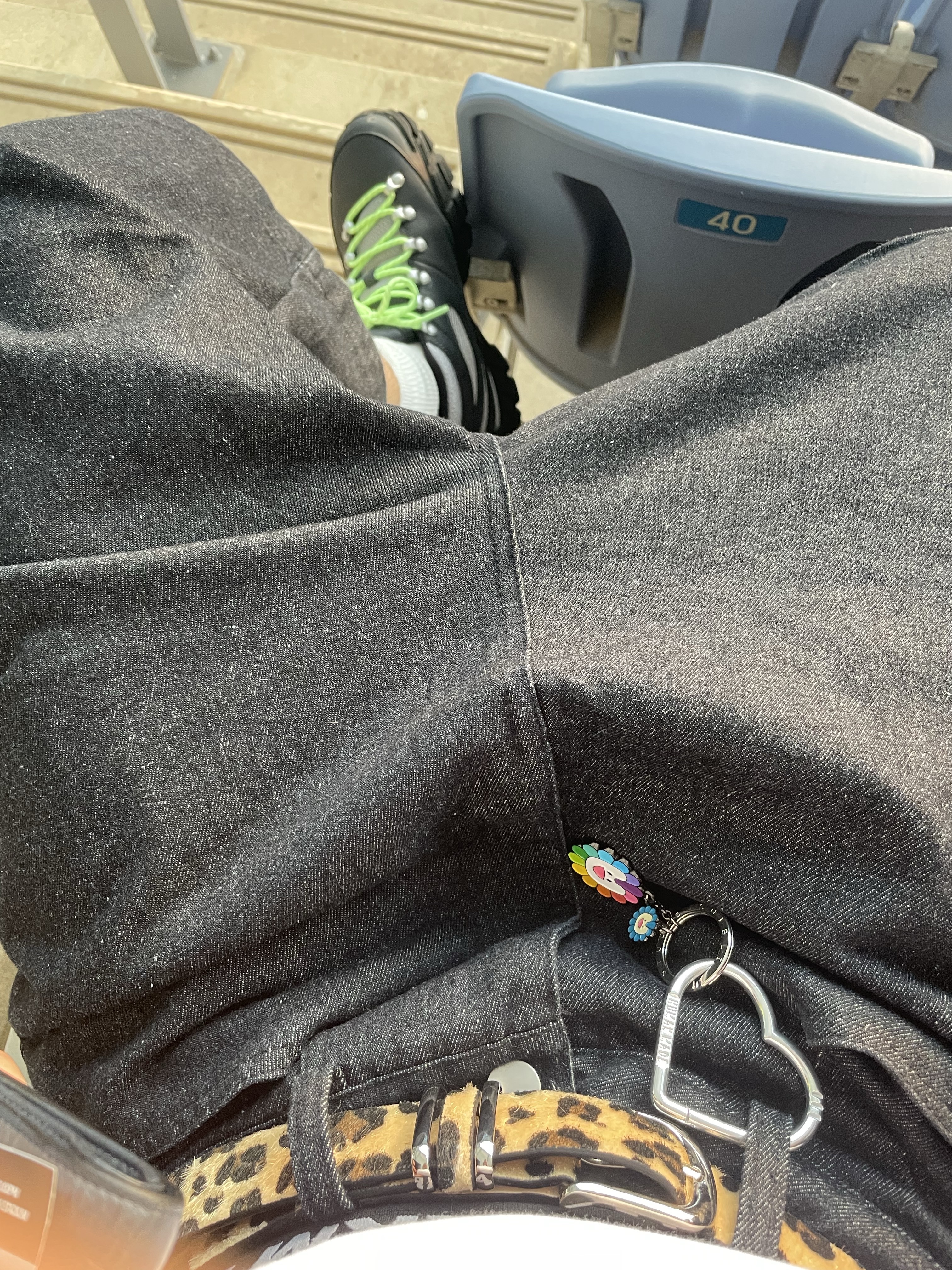 Puma x Skepta Forever Mid Boots Flat Dark Gray Puma Silver, NewJeans x Murakami Metal Keyring Flower 착용 스타일