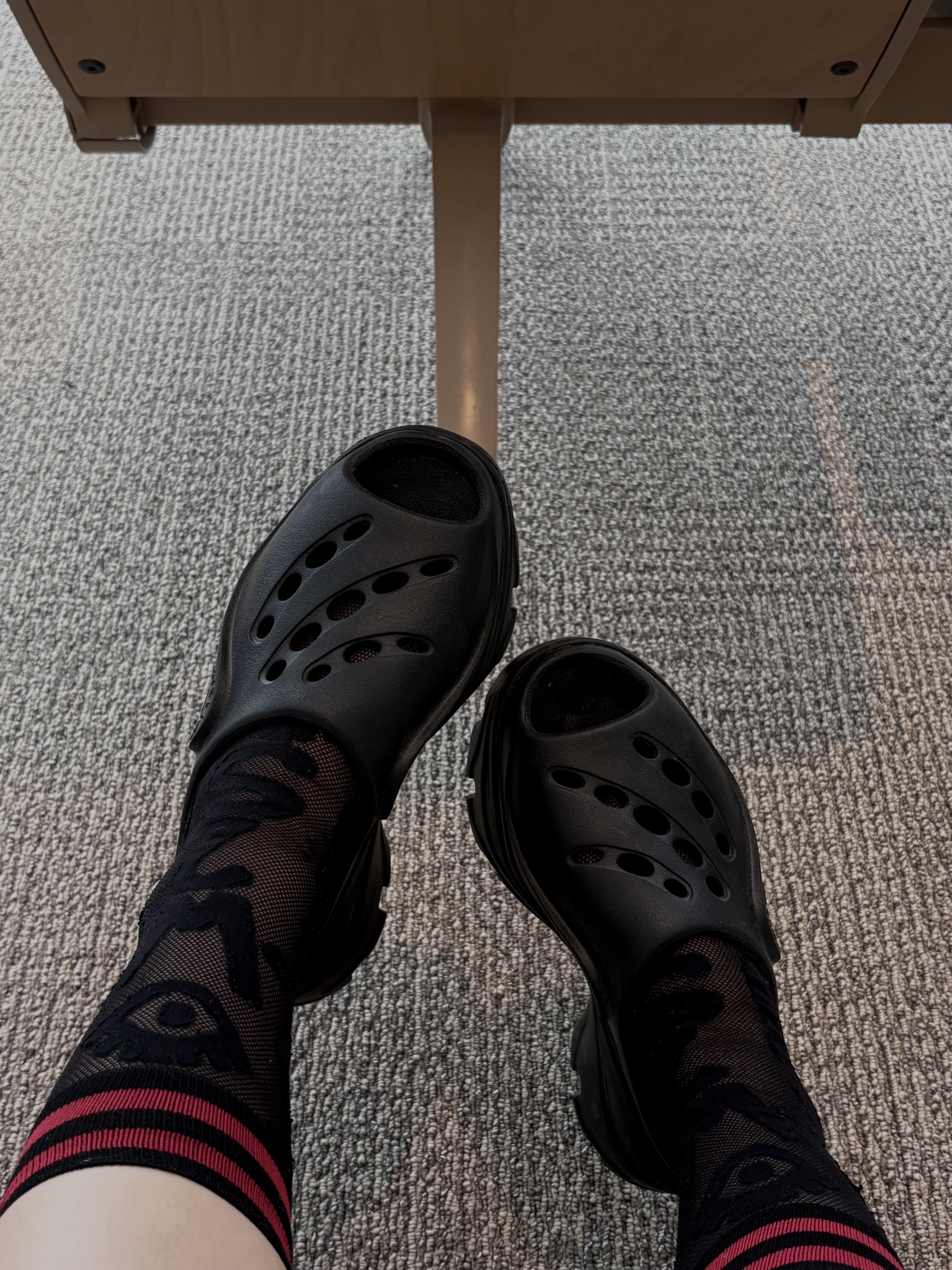 (W) Adidas x Stella McCartney Clogs Core Black 착용 스타일