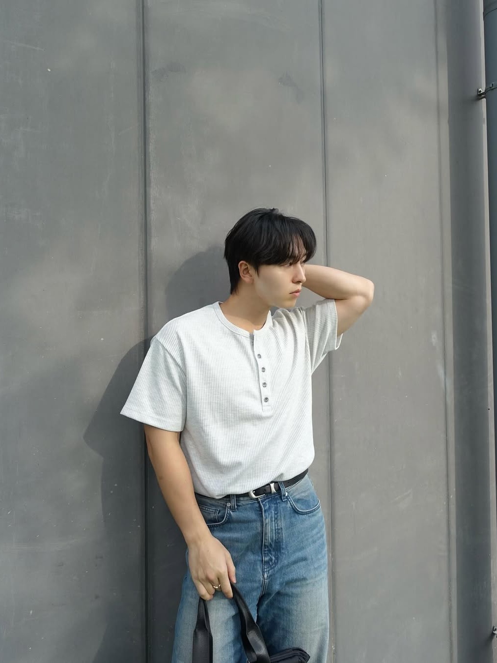 WESLEY HYUSTON W Metal Button Henley Neck Knit Grey 착용 스타일 - 2