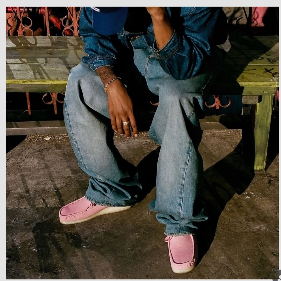 Clarks x Supreme Reflective Wallabee Pink - 25SS 착용 스타일 - 2