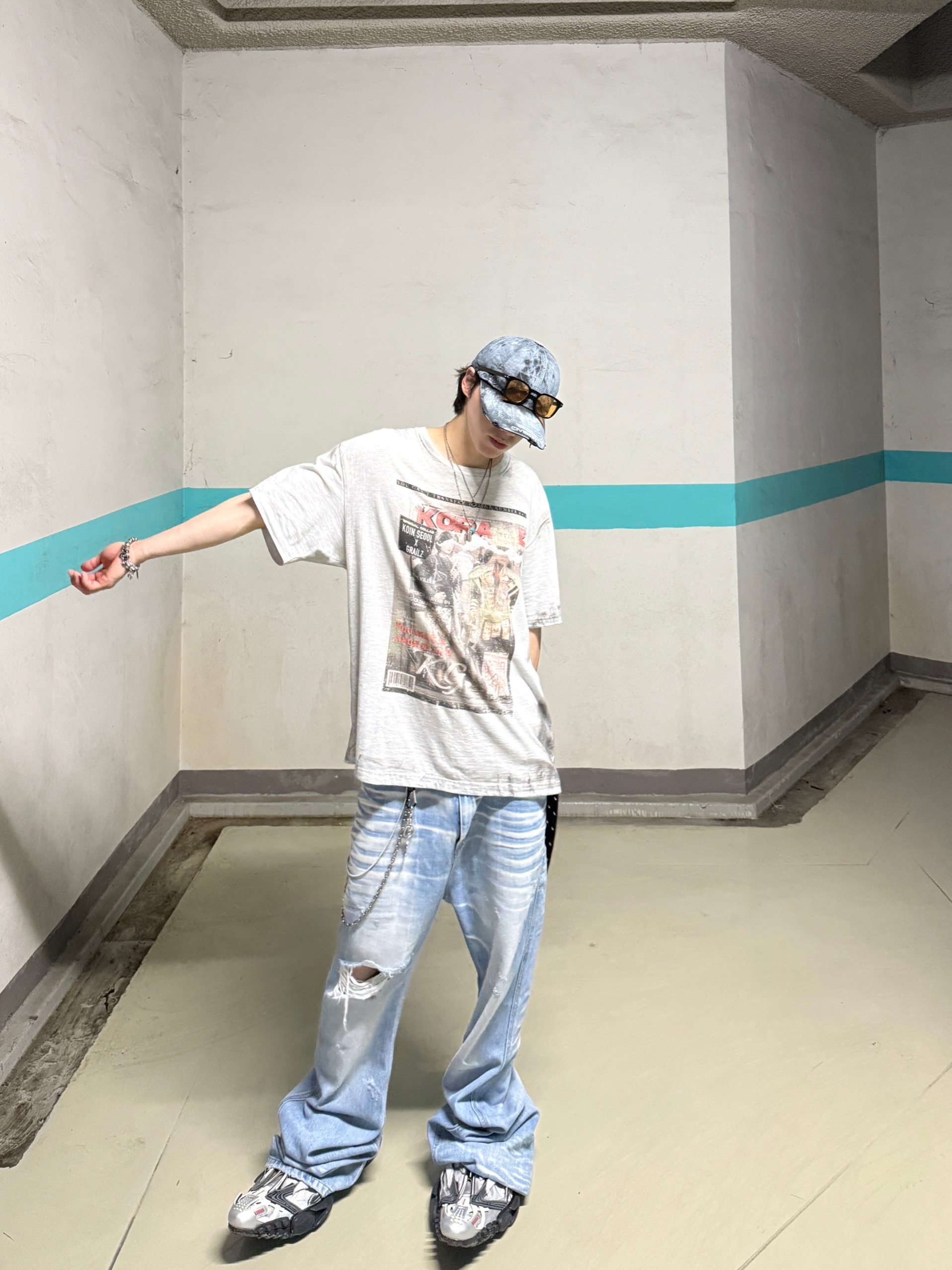 GRAILZ x KOIN SEOUL Magazine T-Shirts Melange Grey, Balenciaga Reptile Sneaker Multicolor 착용 스타일 - 3