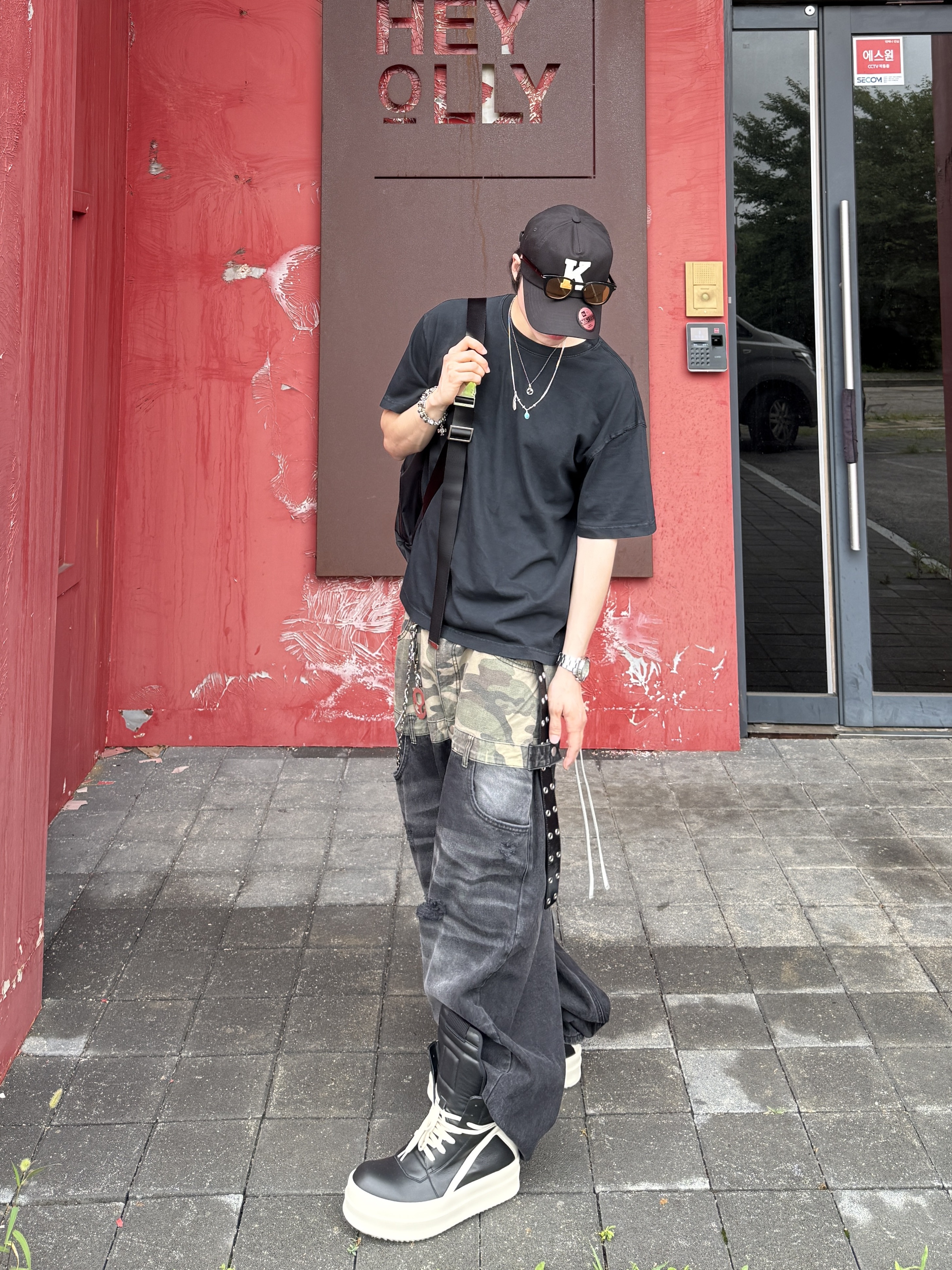 [KREAM 단독] Kamien x KOIN SEOUL K Logo Ball Cap Black, Rick Owens Hollywood Mega Bumper Geobasket in Full Grain Calf Leather Black Milk 착용 스타일 - 7