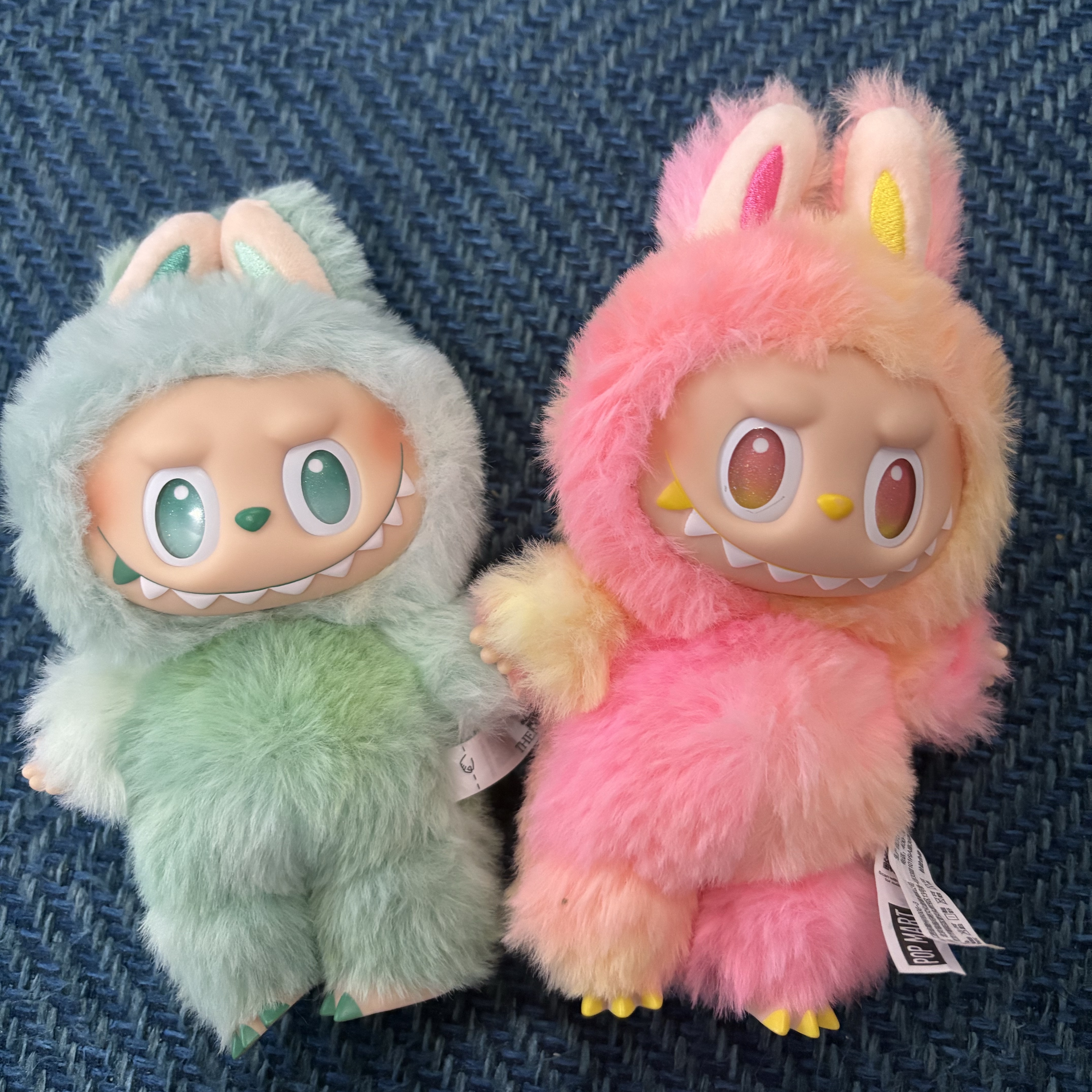 Pop Mart Labubu The Monsters Highlight Series Sealed Case (Bundle of 2/1 Blind Box) 착용 스타일
