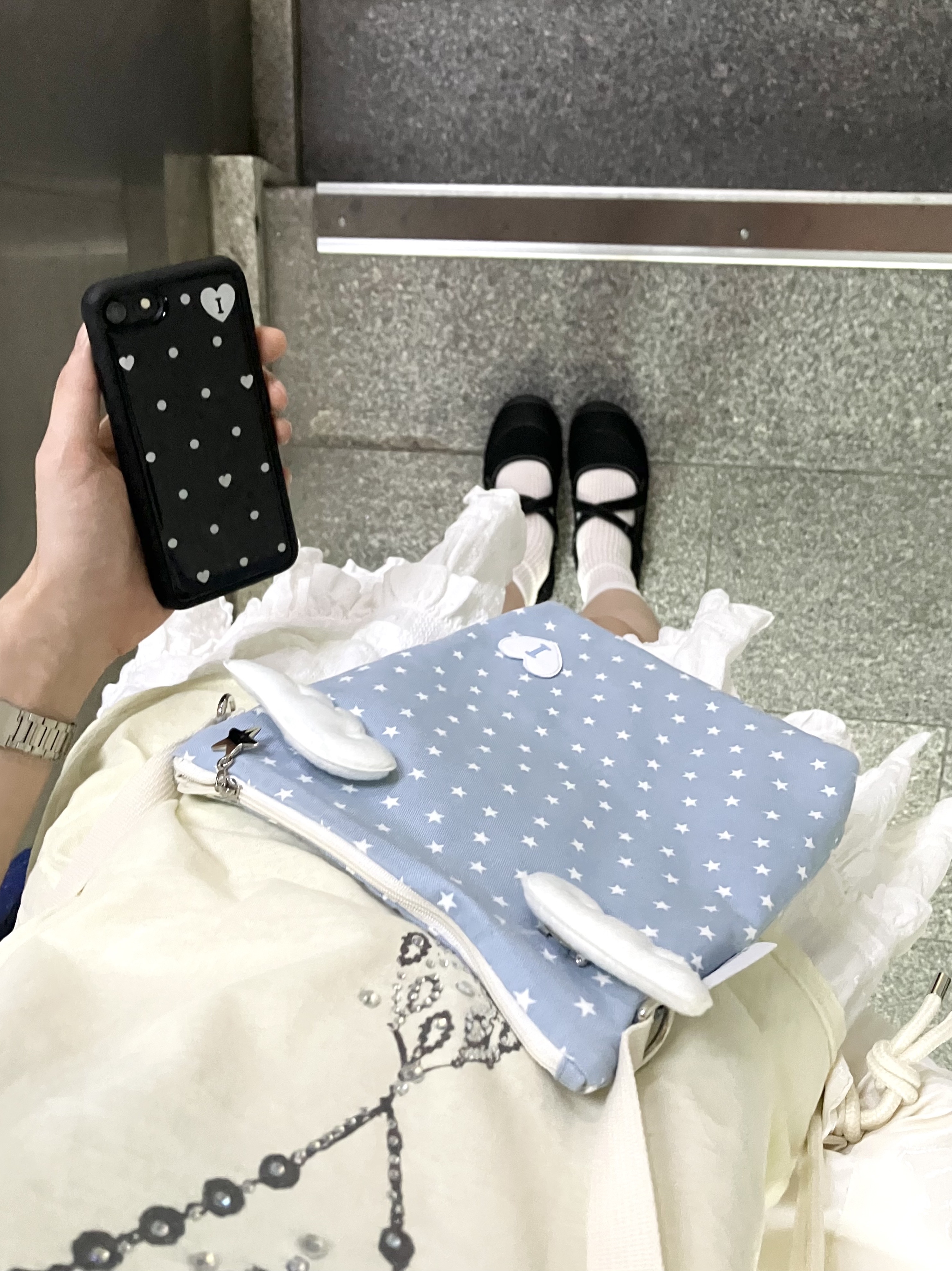 Isummerly Koi Cross Bag Sky 착용 스타일 - 2