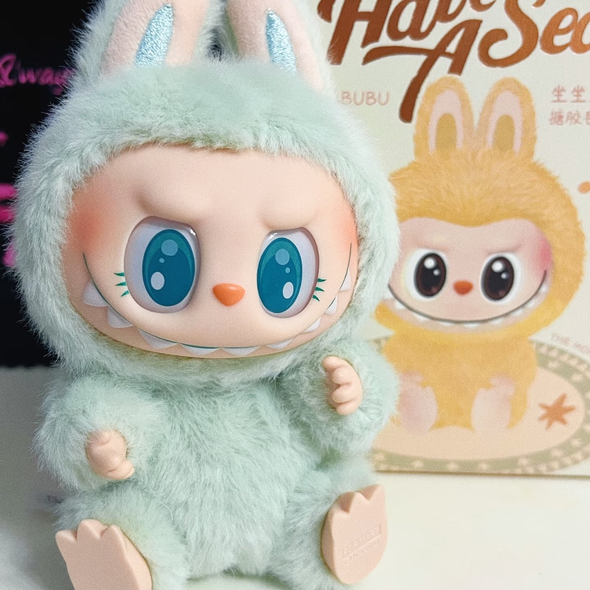 Pop Mart Labubu Let's Play Together Doll Series Ququ Keyring (Opened Case) 착용 스타일