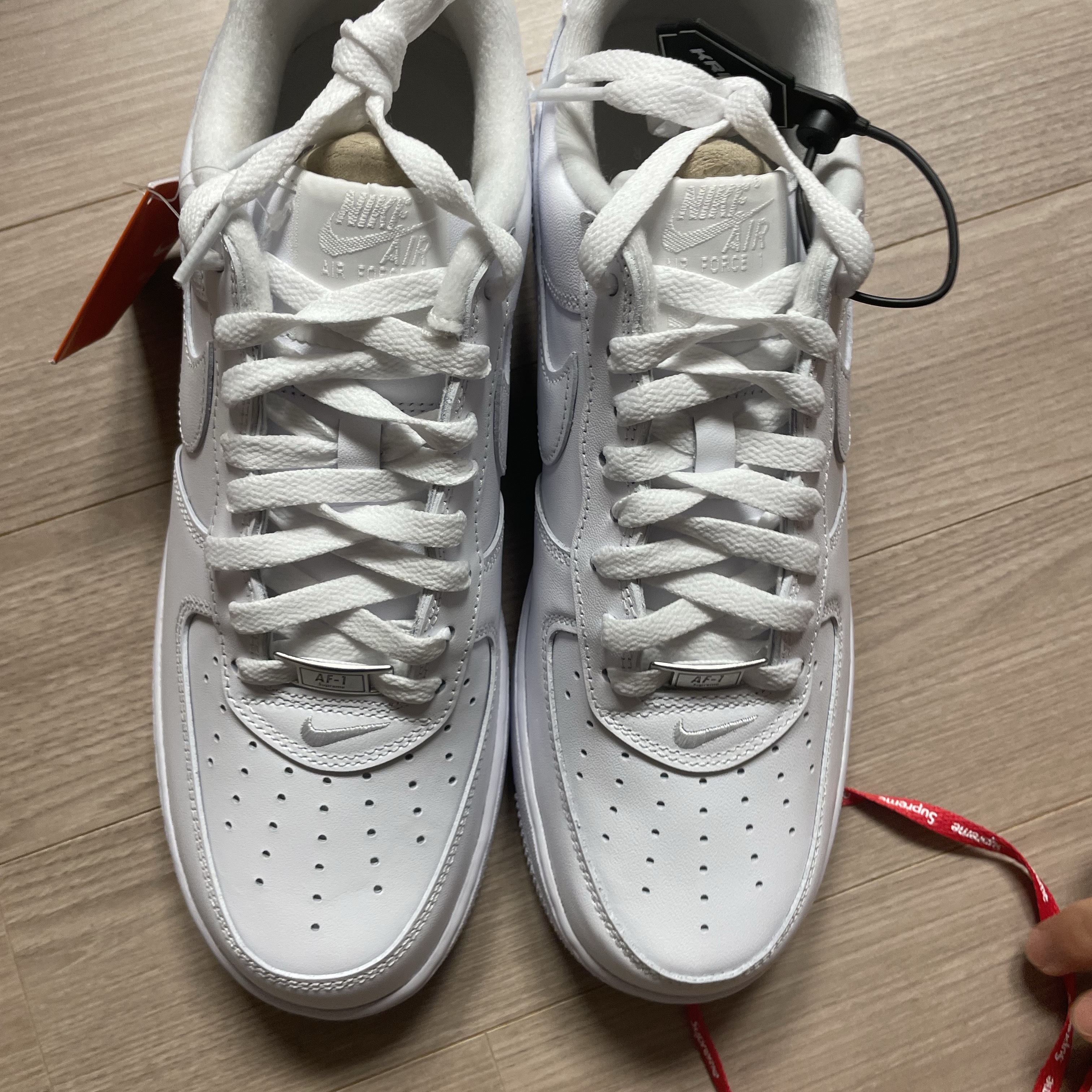 Nike x Supreme Air Force 1 Low White 착용 스타일 - 5