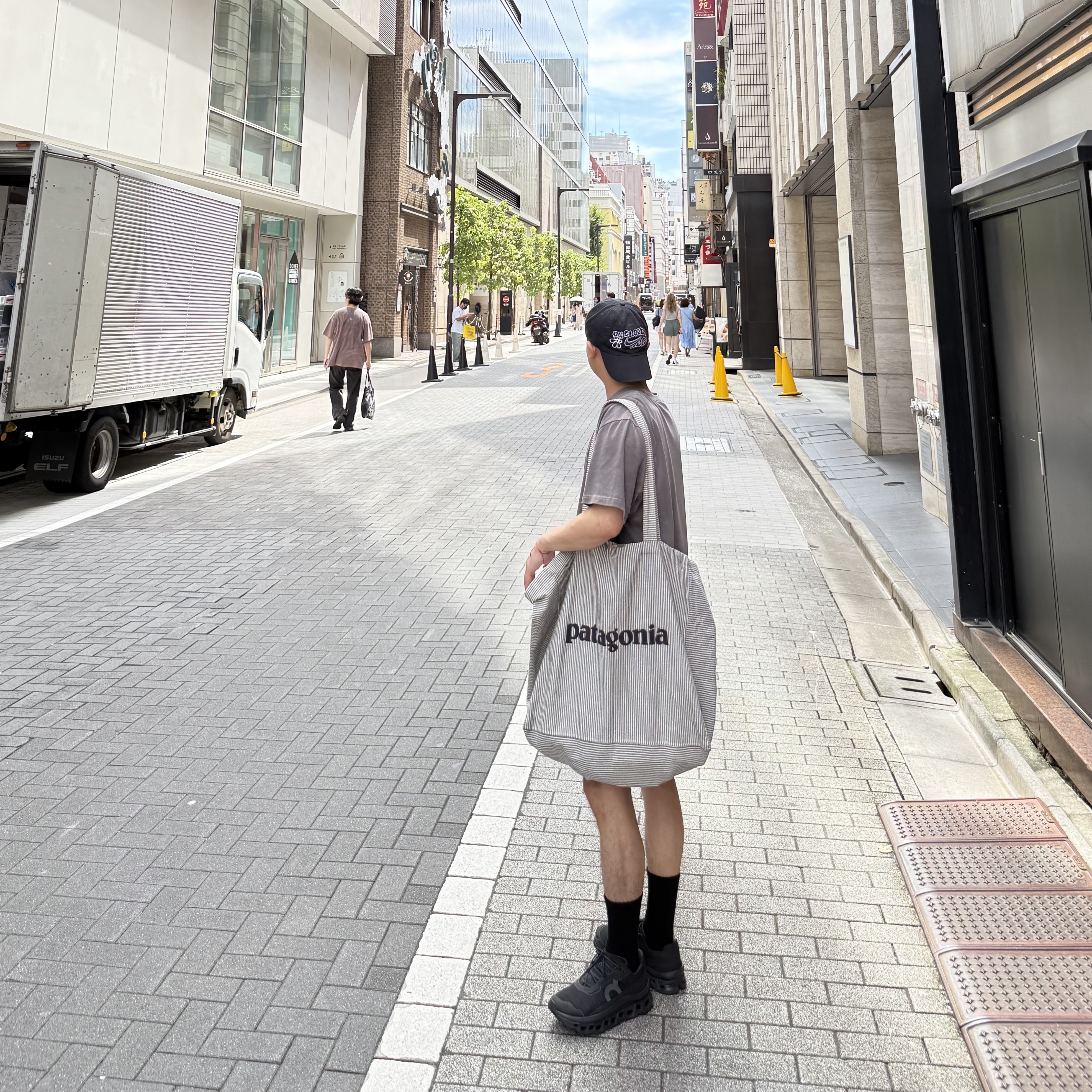 On Running Cloudmonster Void Black 착용 스타일 - 2