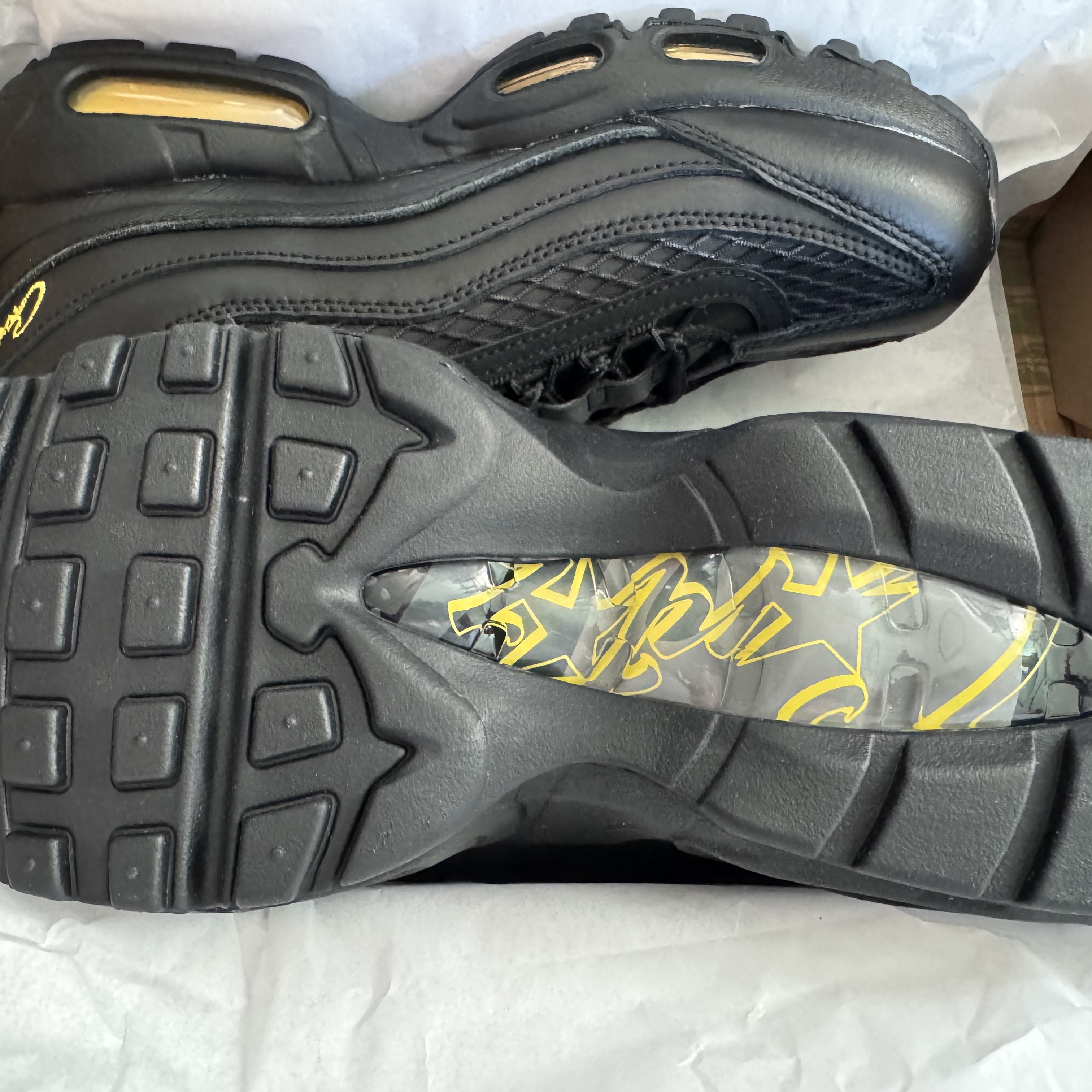 Nike x Corteiz Air Max 95 Black and Tour Yellow, NewJeans The Fairy Association Season’s Greetings 2025 착용 스타일 - 2