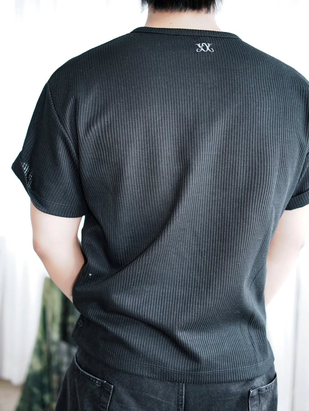 WESLEY HYUSTON W Metal Button Henley Neck Knit Black 착용 스타일 - 4