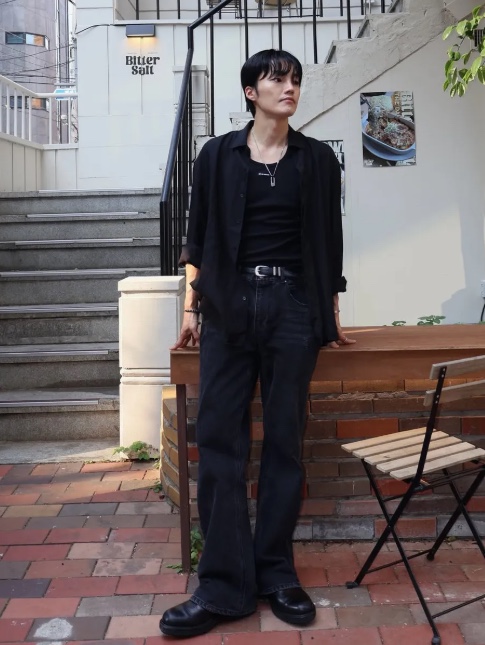 WESLEY HYUSTON Sleek Zipper Detail Boots Cut Denim Pants Black 착용 스타일 - 3