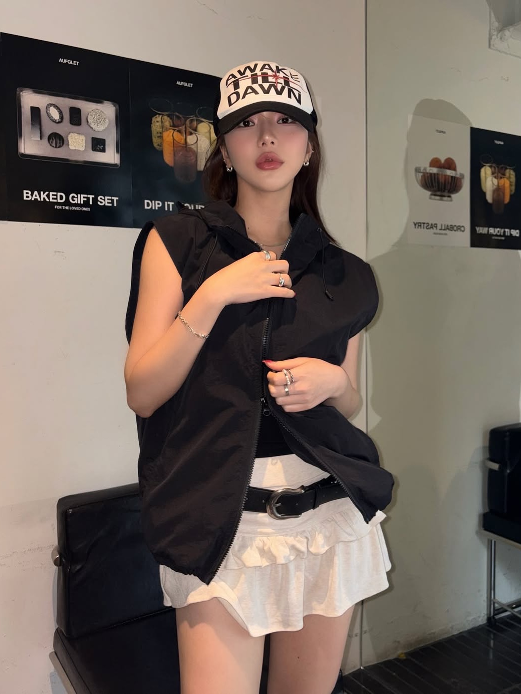 SLOW RECORD HOUSE Nylon Hood Vest Black 착용 스타일 - 1