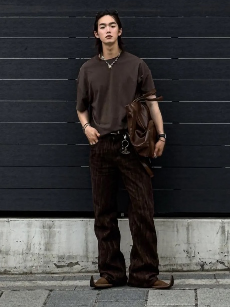 WESLEY HYUSTON Harsh Dyeing Slub Denim Pants Brown 착용 스타일 - 4