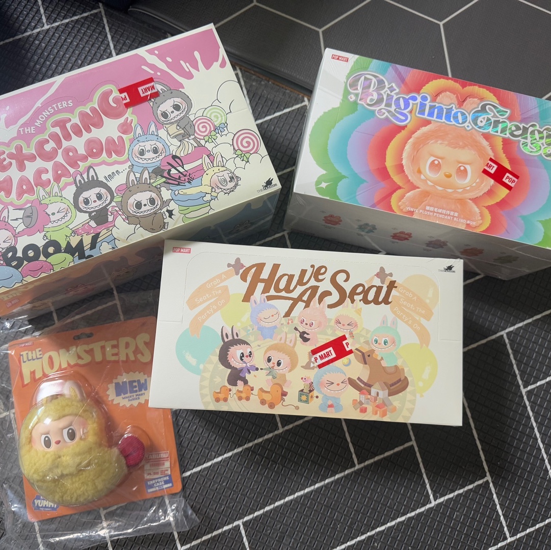 Pop Mart Labubu The Monsters Wacky Mart Series Earphone Case, Pop Mart Labubu The Monsters Highlight Series Sealed Case (6 Blind Boxes) 착용 스타일