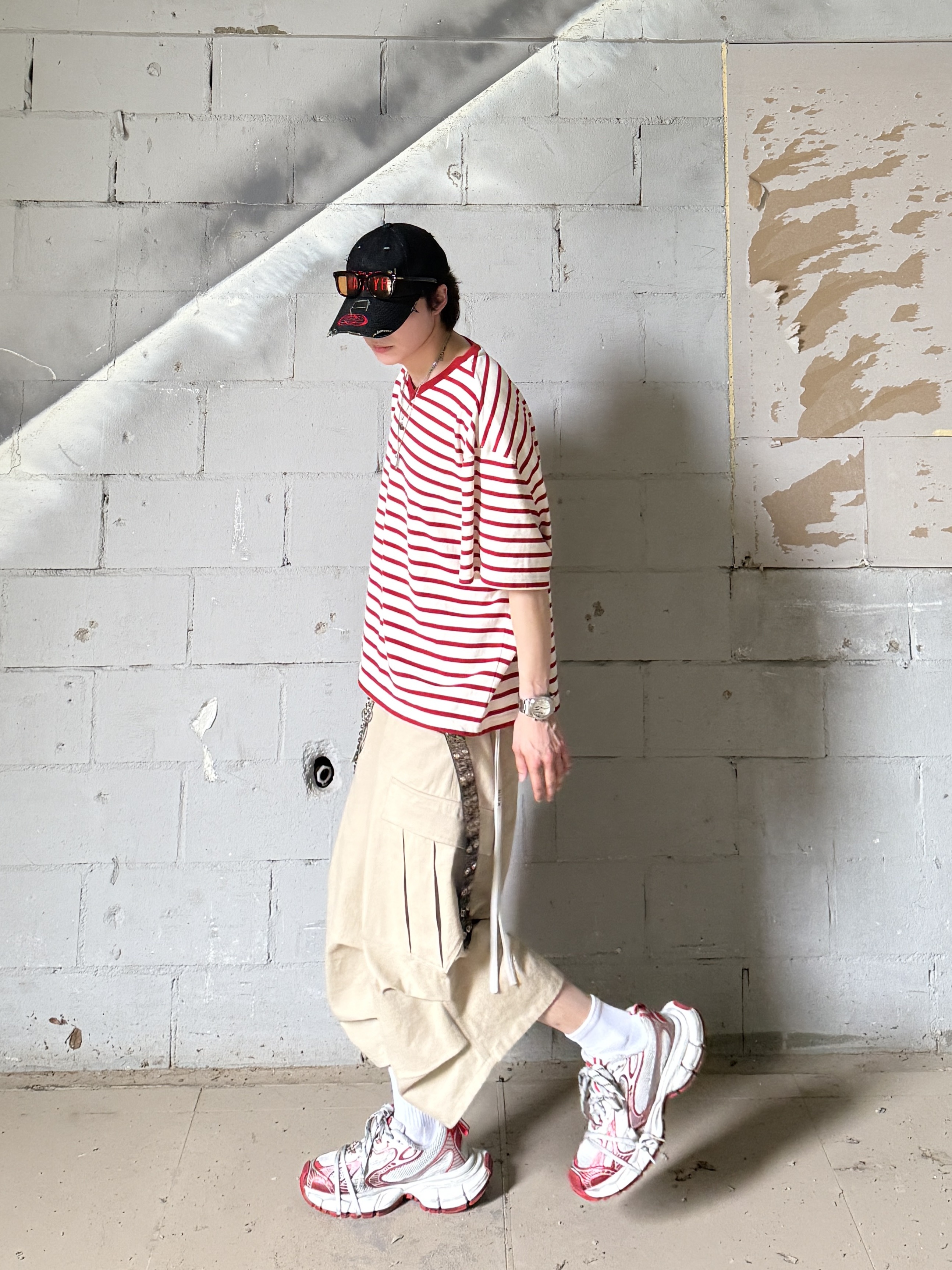 Nonnod Cropped V-neck T-shirt Red stripe, Nonnod Side cargo shorts Beige 착용 스타일 - 3