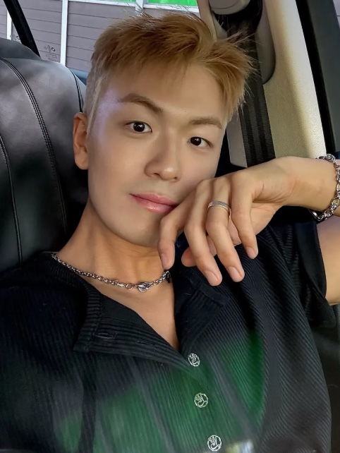 WESLEY HYUSTON W Metal Button Henley Neck Knit Black 착용 스타일 - 3