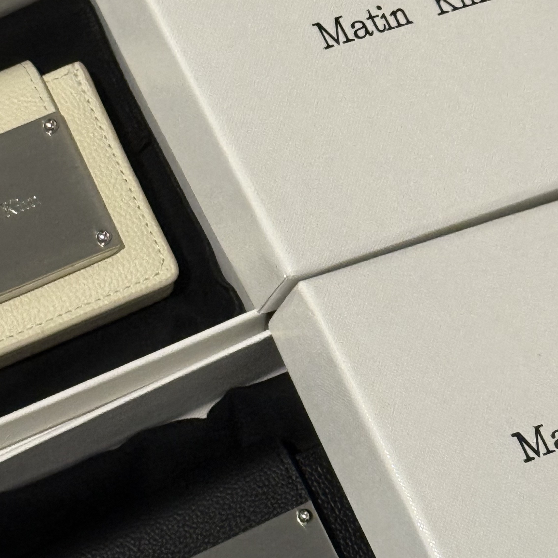 Matin Kim Accordion Wallet White, Matin Kim Accordion Wallet Black 착용 스타일
