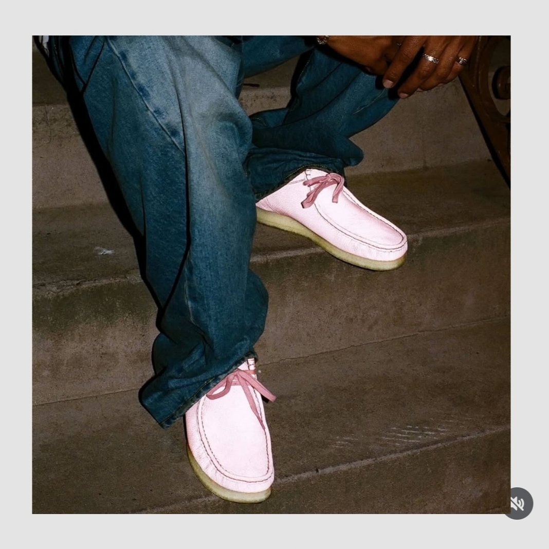 Clarks x Supreme Reflective Wallabee Pink - 25SS 착용 스타일 - 1