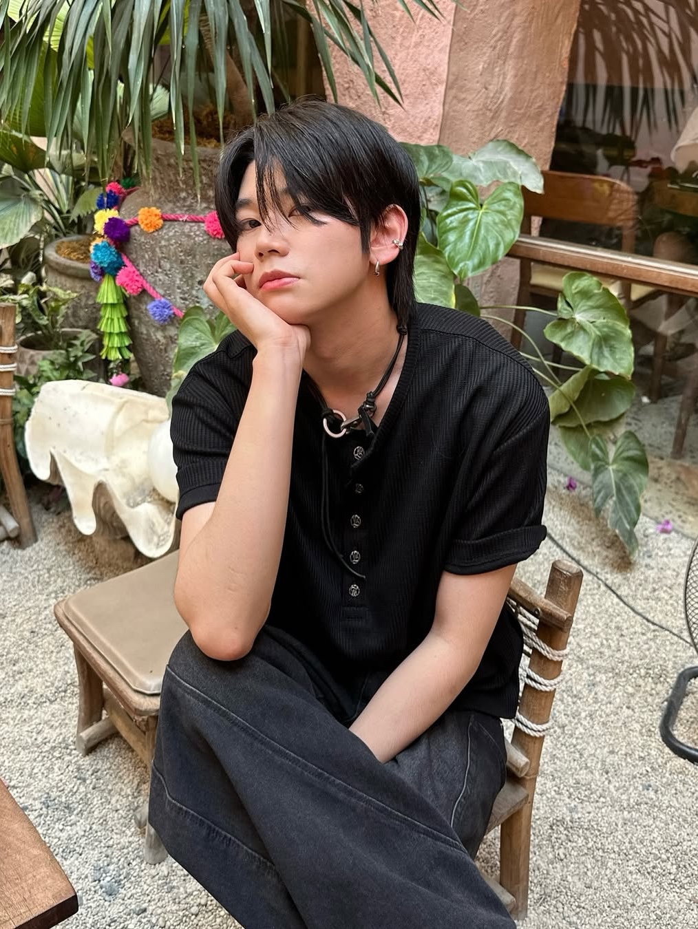 WESLEY HYUSTON W Metal Button Henley Neck Knit Black 착용 스타일 - 1