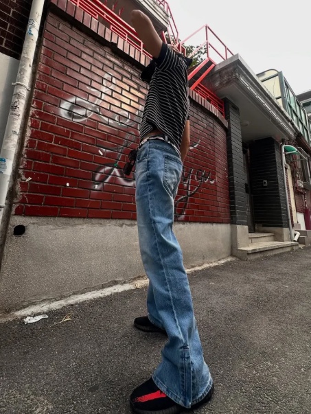 WESLEY HYUSTON Sleek Zipper Detail Boots Cut Denim Pants Mid Blue 착용 스타일 - 3