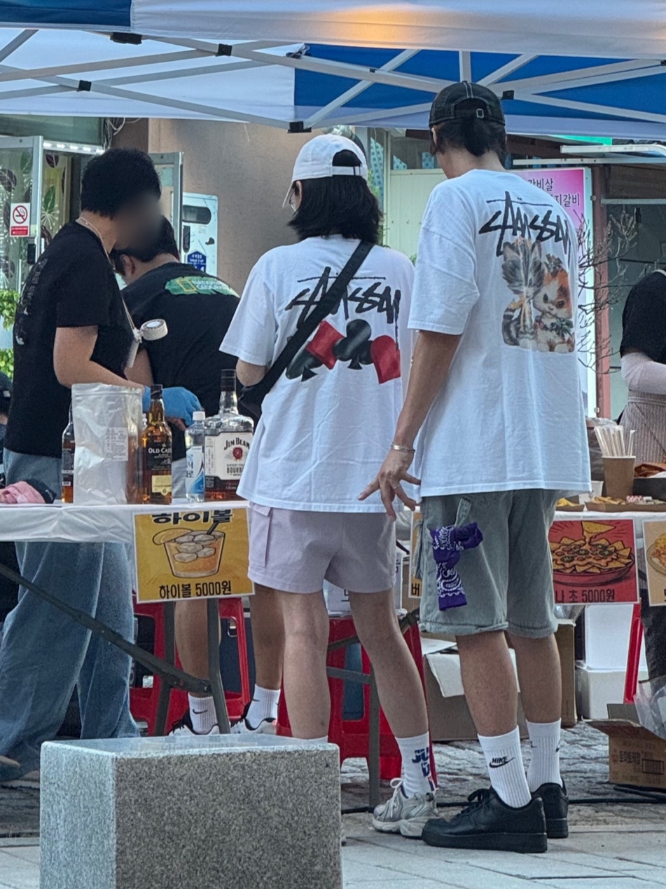 Stussy Kittens T-Shirt White, Stussy Suits T-Shirt White μ°©μ© μ€νμΌ - 3