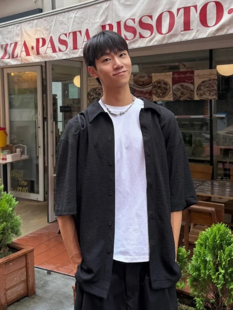WESLEY HYUSTON Breeze Open Collar Half Knit Shirt Black 착용 스타일 - 1