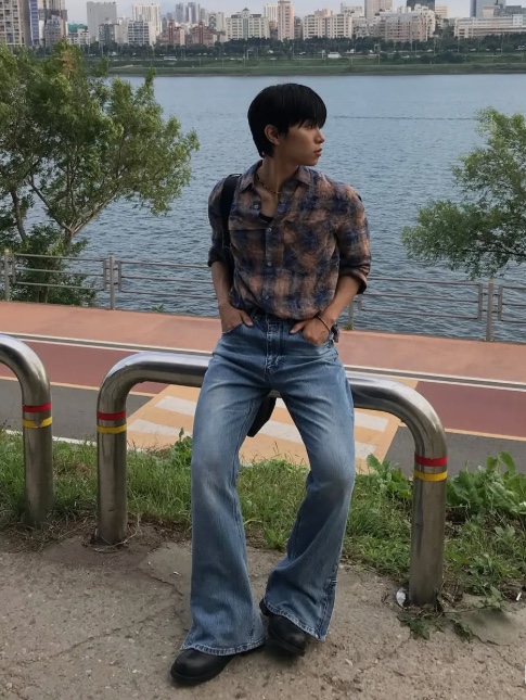 WESLEY HYUSTON Sleek Zipper Detail Boots Cut Denim Pants Mid Blue 착용 스타일 - 2