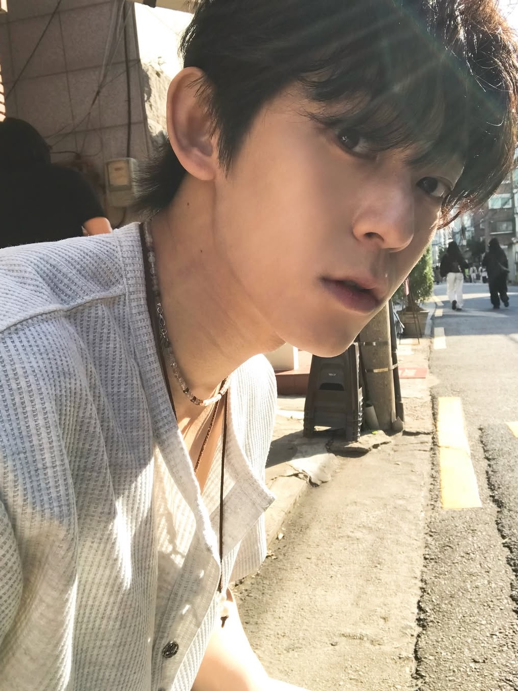 WESLEY HYUSTON W Metal Button Henley Neck Knit Grey 착용 스타일 - 1