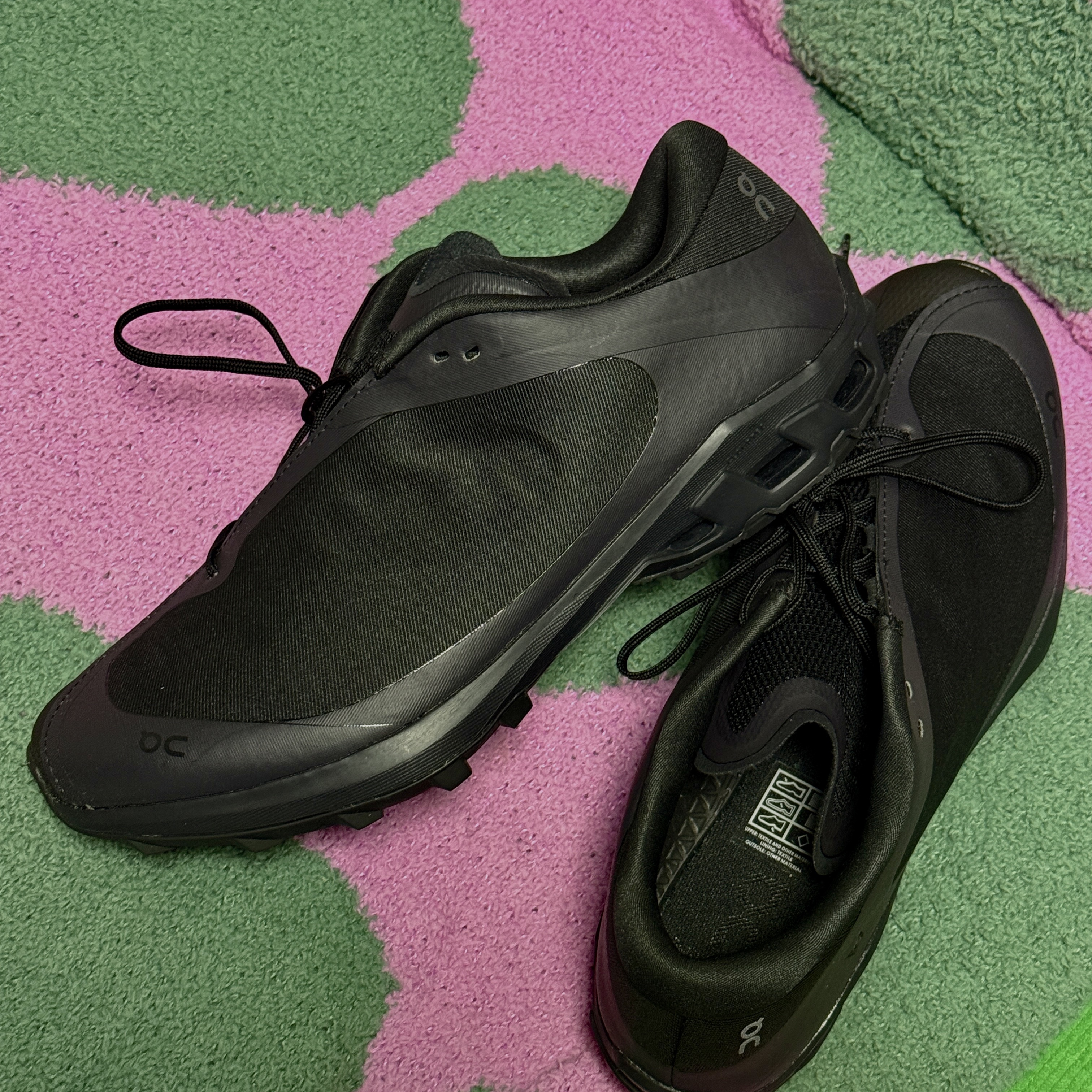 (W) On Running x Post Archive Faction (Paf) Cloudventure Peak All Black 착용 스타일 - 2