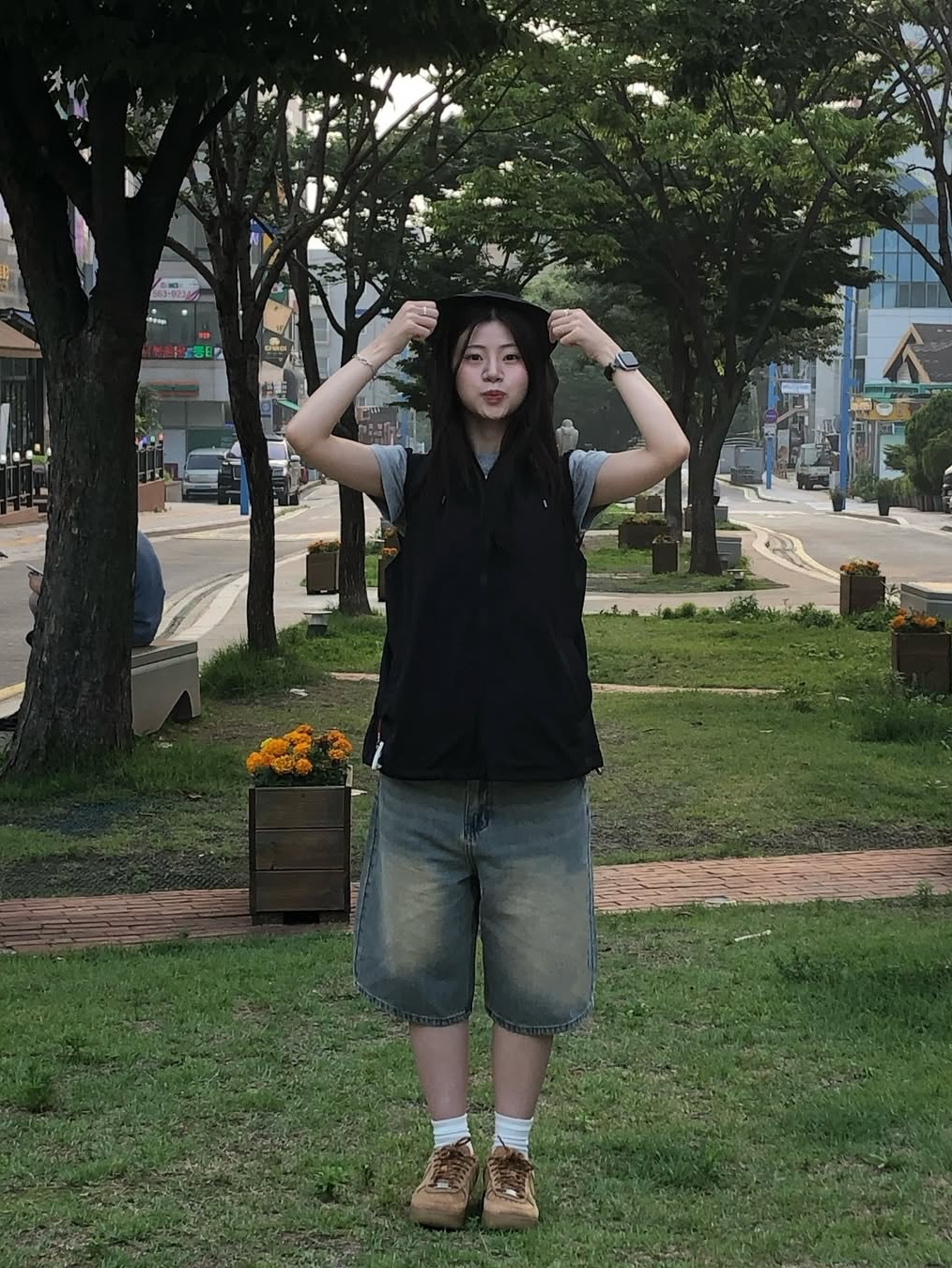 SLOW RECORD HOUSE Nylon Hood Vest Black 착용 스타일 - 1