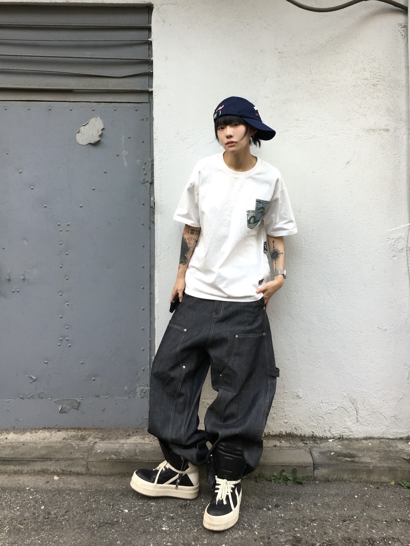 GRAILZ x KOIN SEOUL Carpenter Raw Denim Pants Indigo, Rick Owens Hollywood Mega Bumper Geobasket in Full Grain Calf Leather Black Milk 착용 스타일 - 2