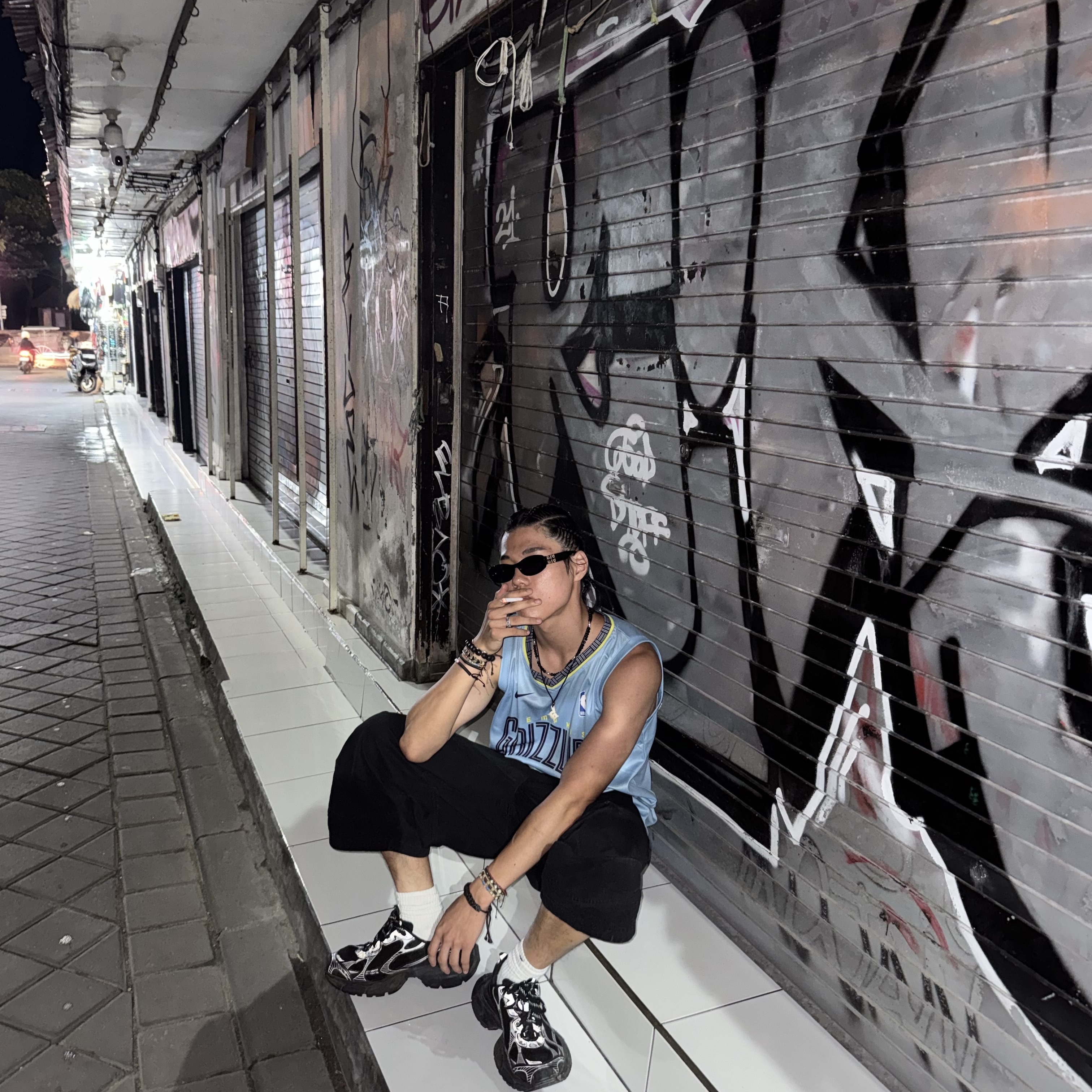 [더블적립]Farfromwhat Far Curved Knee Shorts Black, (W) Miu Miu Glimpse Sunglasses Slate Grey Lenses Black Acetate 착용 스타일 - 2