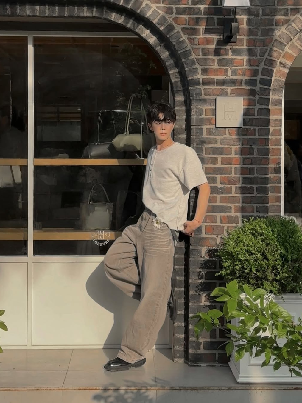 WESLEY HYUSTON W Metal Button Henley Neck Knit Grey 착용 스타일 - 2
