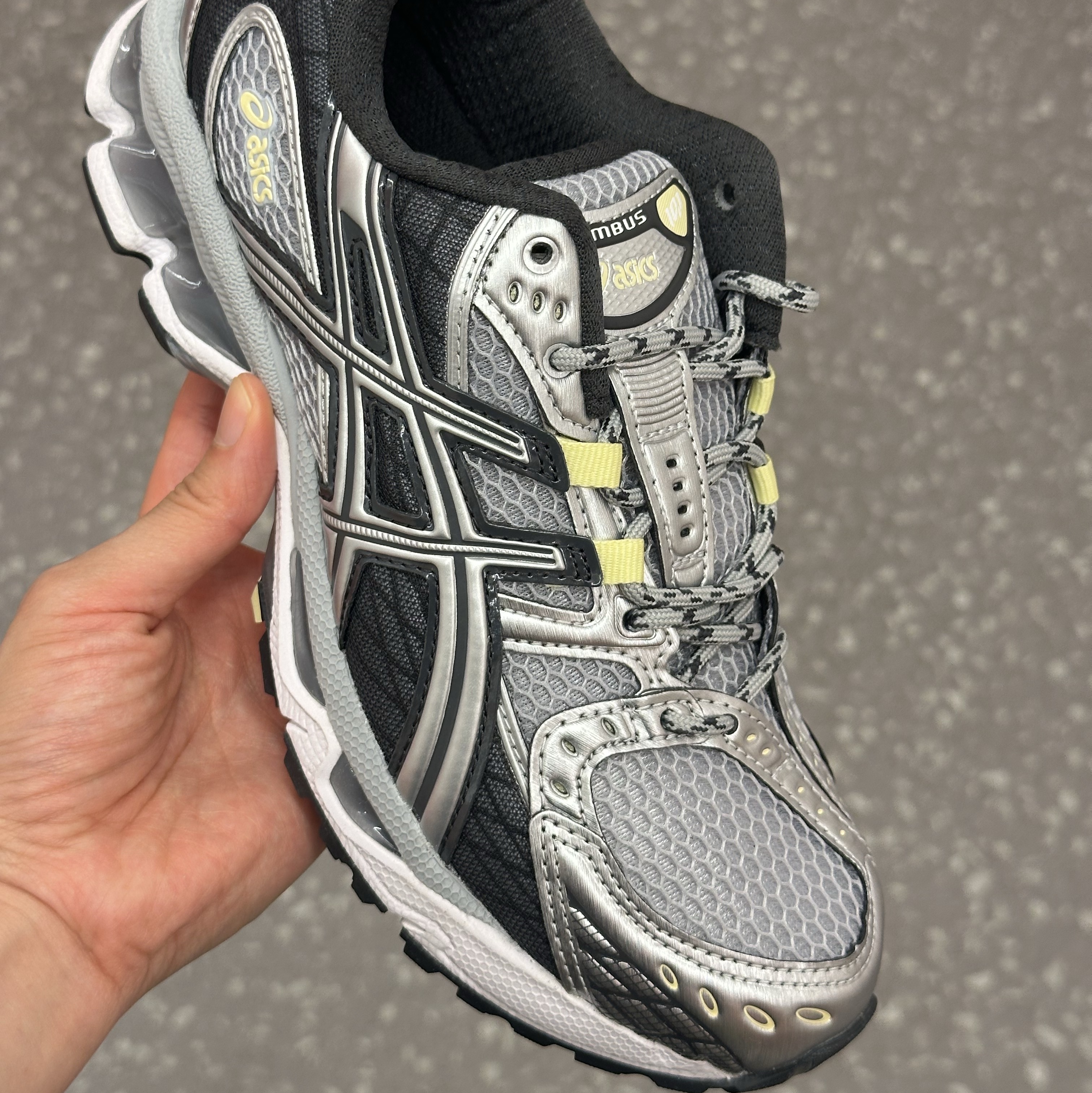 Asics Gel-Nimbus 10.1 Piedmont Grey Graphite Grey 착용 스타일 - 2