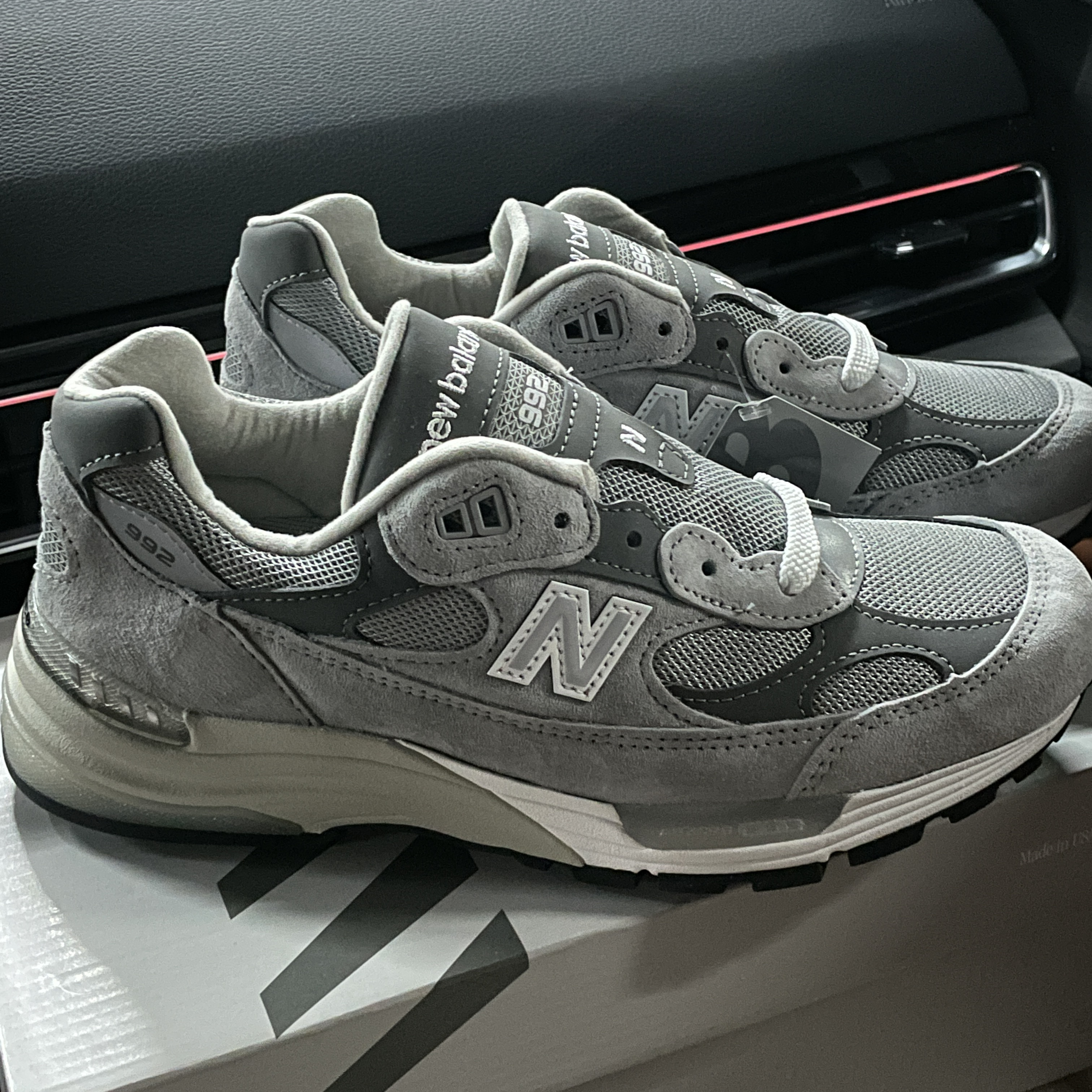 New Balance 992 Made in USA Core Grey Silver Metallic 착용 스타일