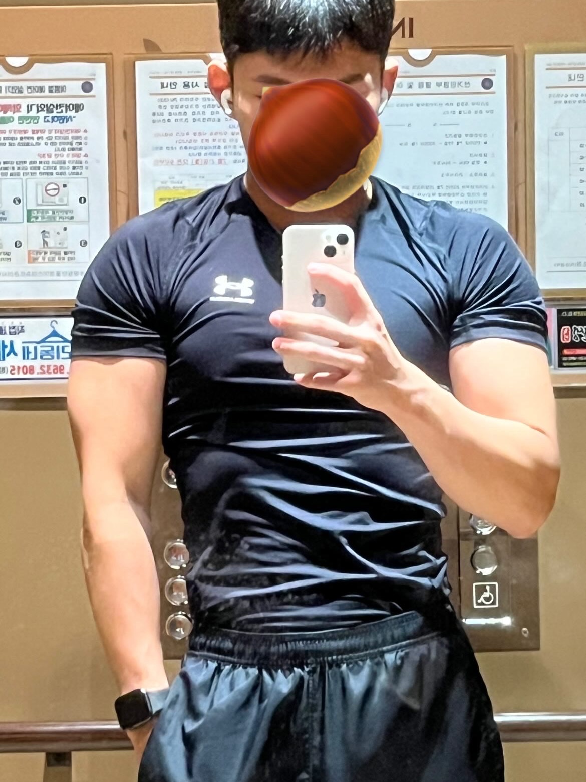 Under Armour HeatGear Short Sleeve Black White, Apple Watch SE 2024 40mm Midnight Aluminium Case with Sport Band S/M Midnight (Korean Ver.) 착용 스타일