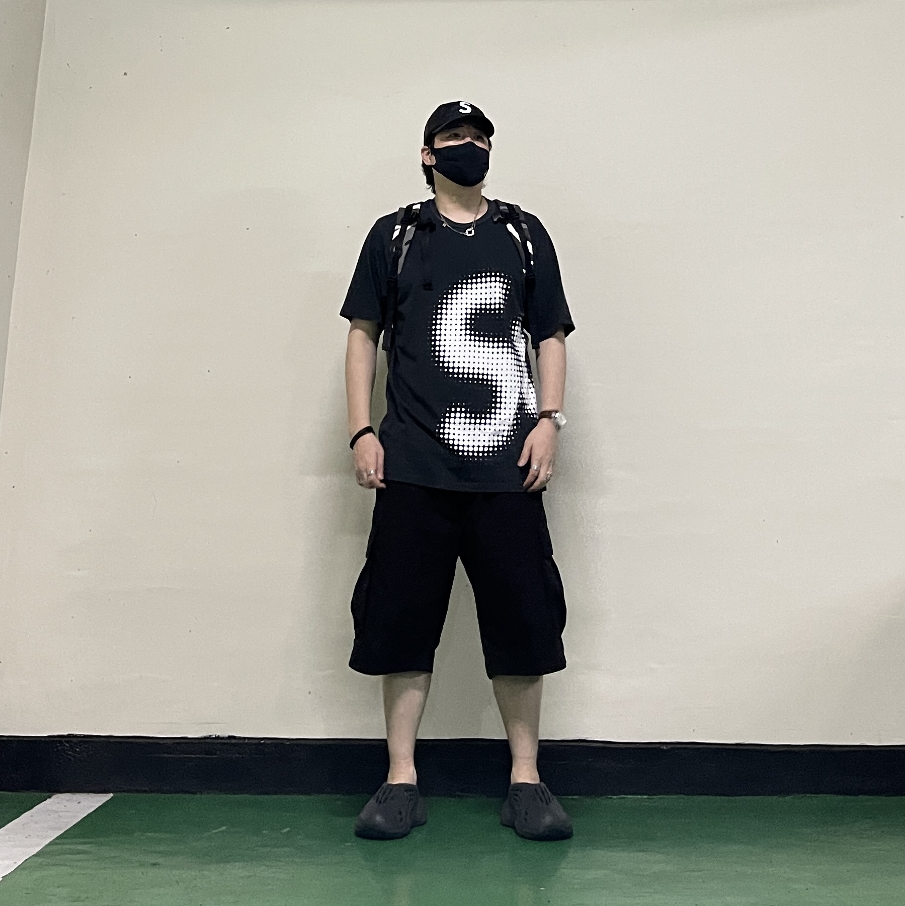 Adidas Yeezy Foam RNNR Onyx, Supreme Halftone S/S Top Black - 24SS 착용 스타일 - 3