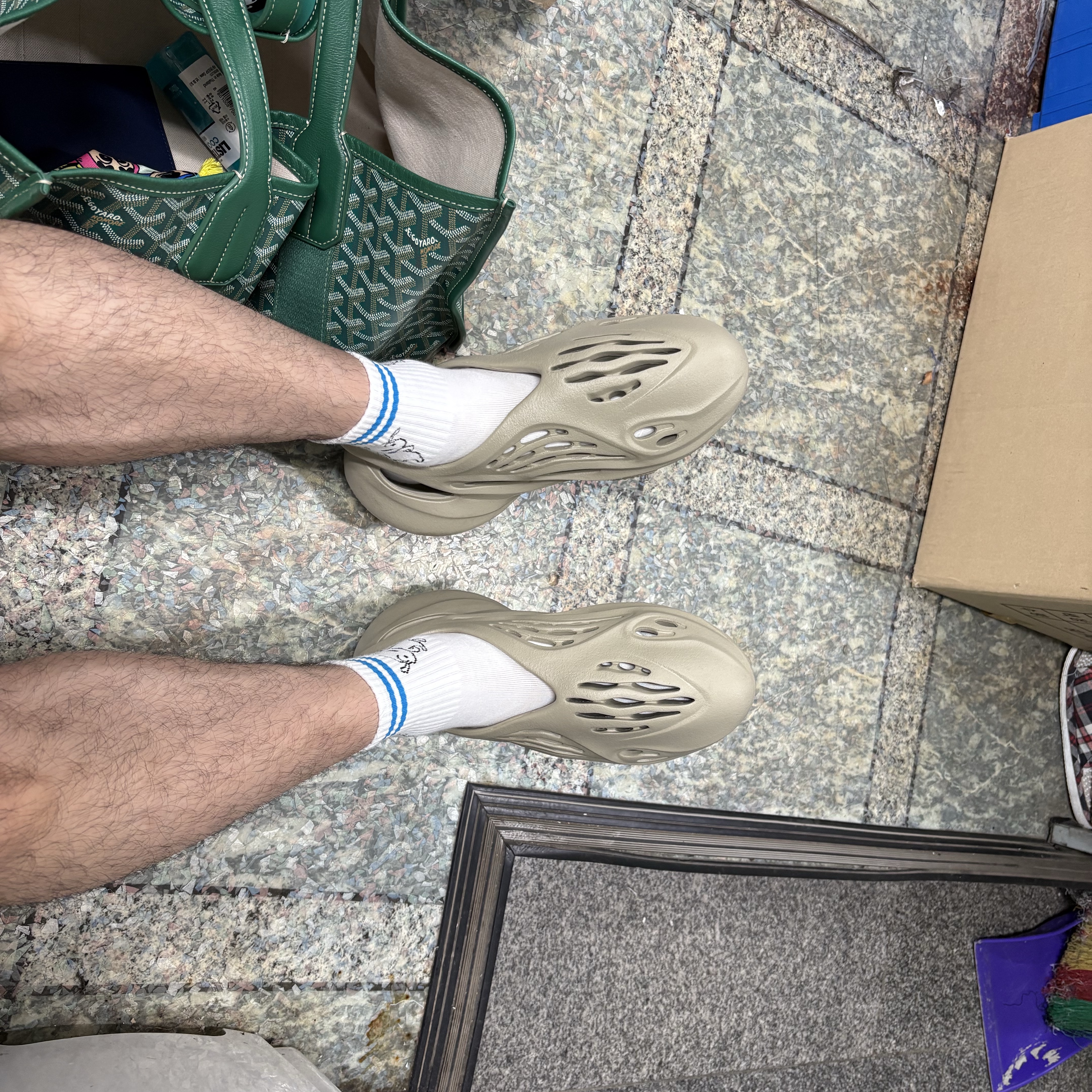 Adidas Yeezy Foam RNNR Stone Salt 착용 스타일