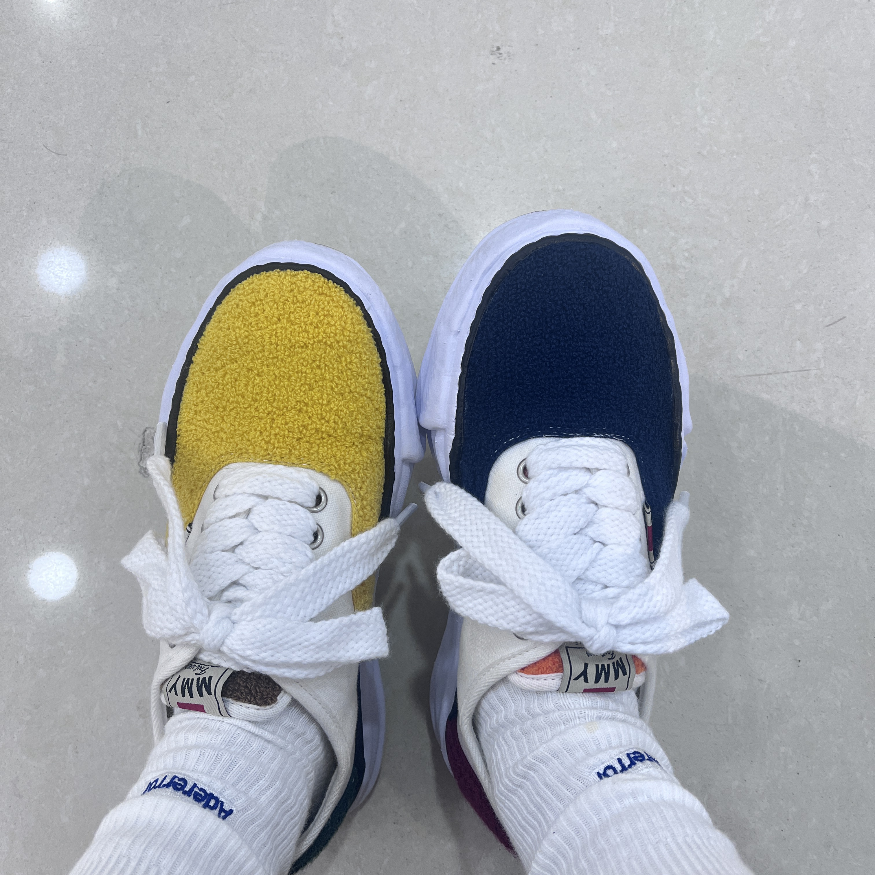 Maison Mihara Yasuhiro Baker Canvas Low-top Sneakers Multi 착용 스타일