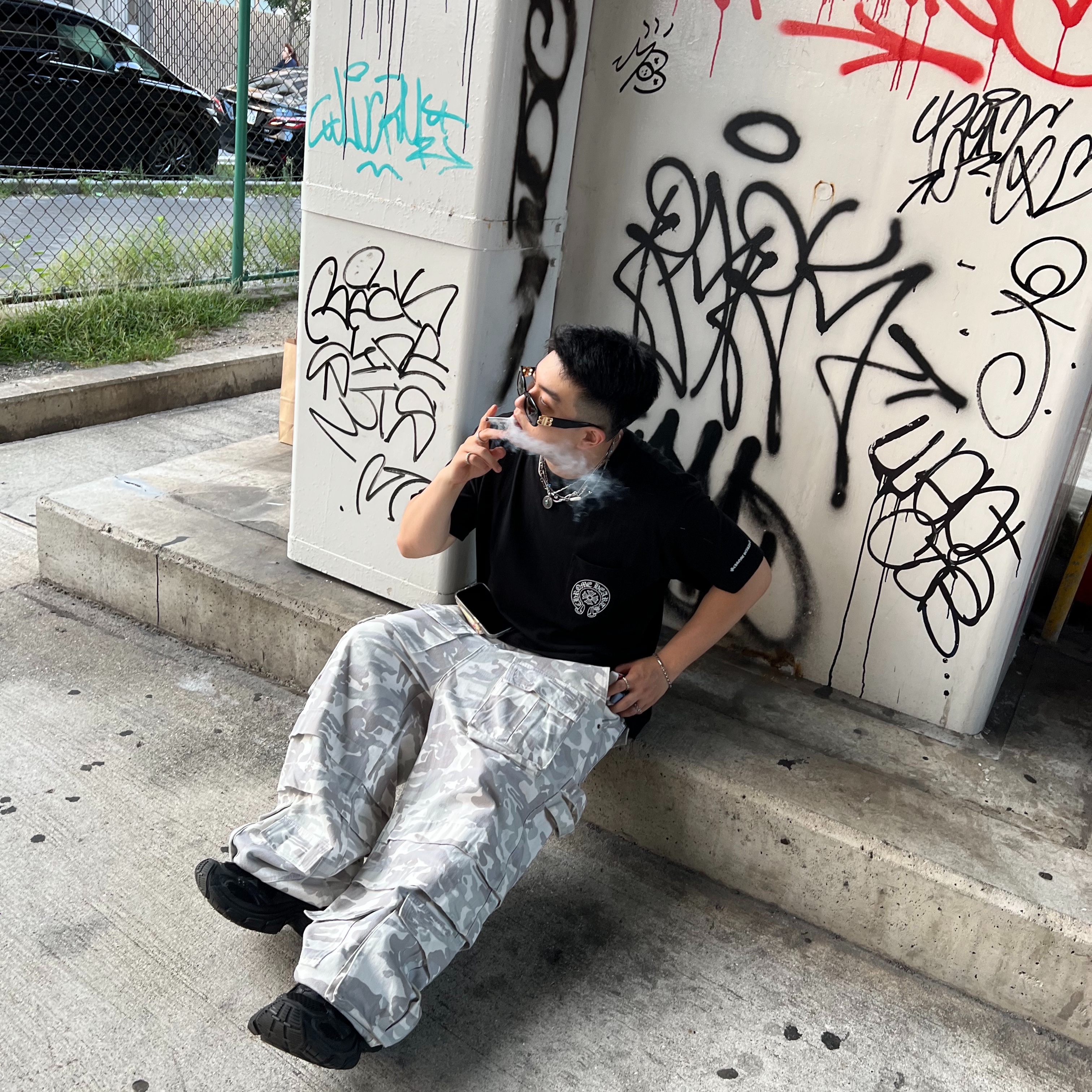 Balenciaga 10XL Sneakers Black, Chrome Hearts Horseshoe Logo Pocket T-Shirt Black 착용 스타일