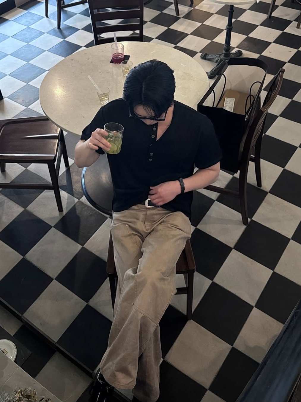 WESLEY HYUSTON W Metal Button Henley Neck Knit Black 착용 스타일 - 2