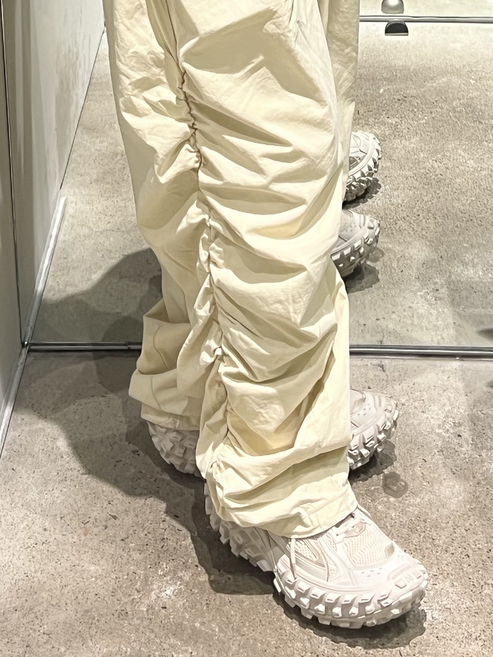 Balenciaga Defender Sneakers Beige 착용 스타일 - 4