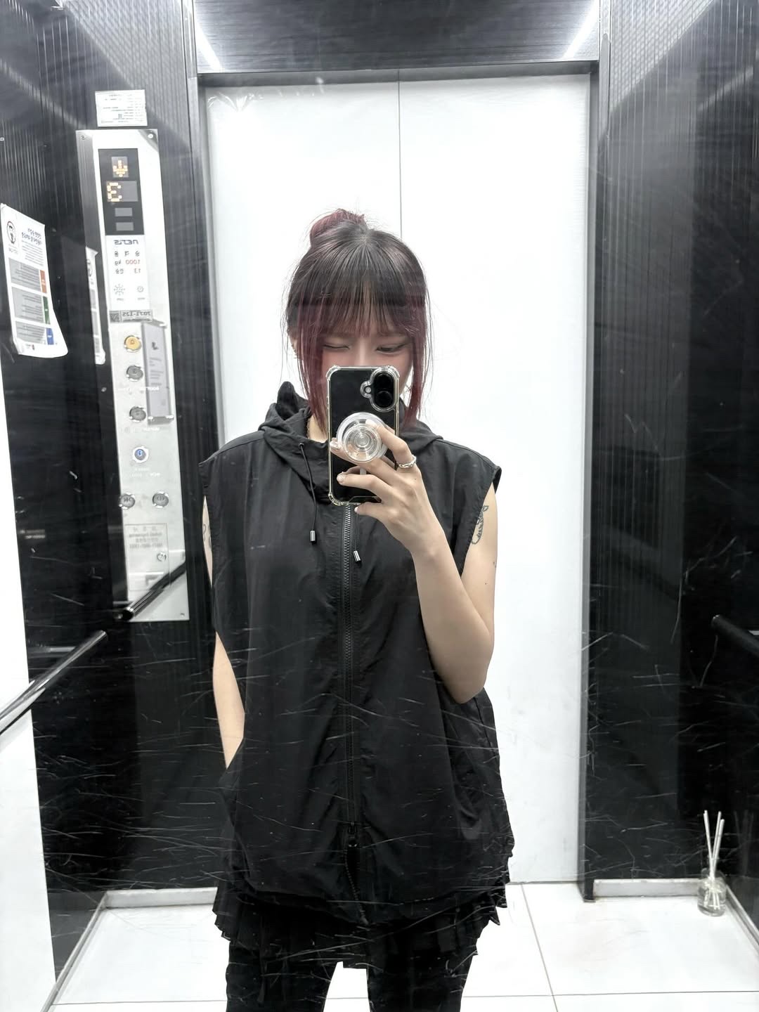 SLOW RECORD HOUSE Nylon Hood Vest Black 착용 스타일 - 3