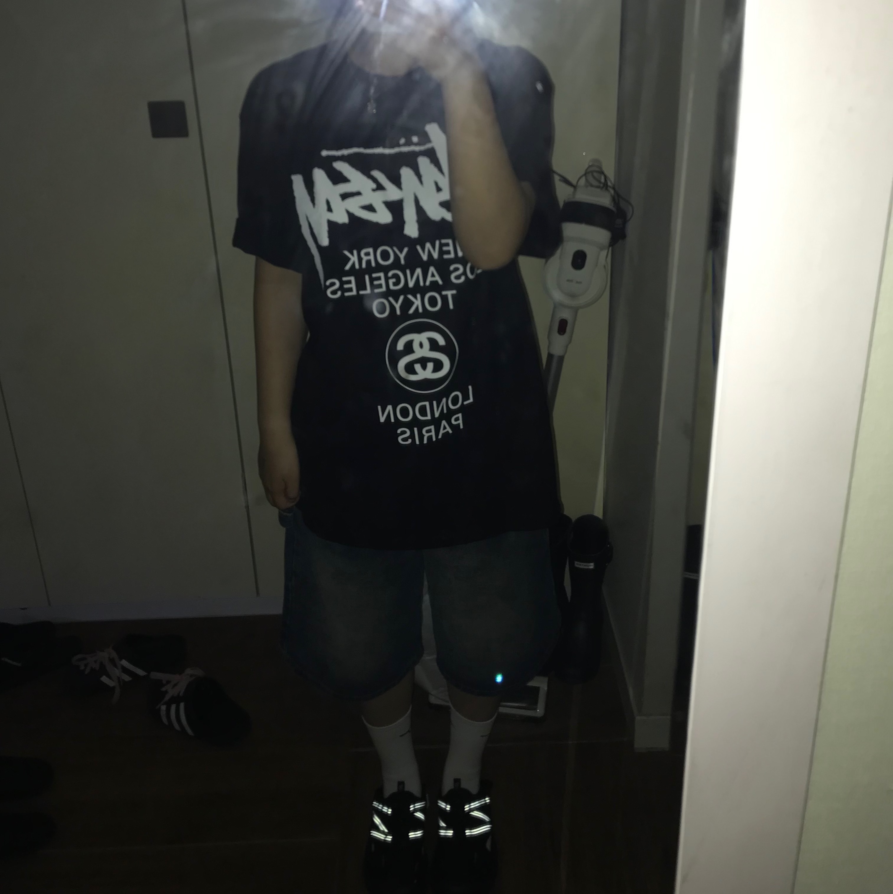 Stussy World Tour T-Shirt Black, New Balance 4205 Cove v2 Black 착용 스타일