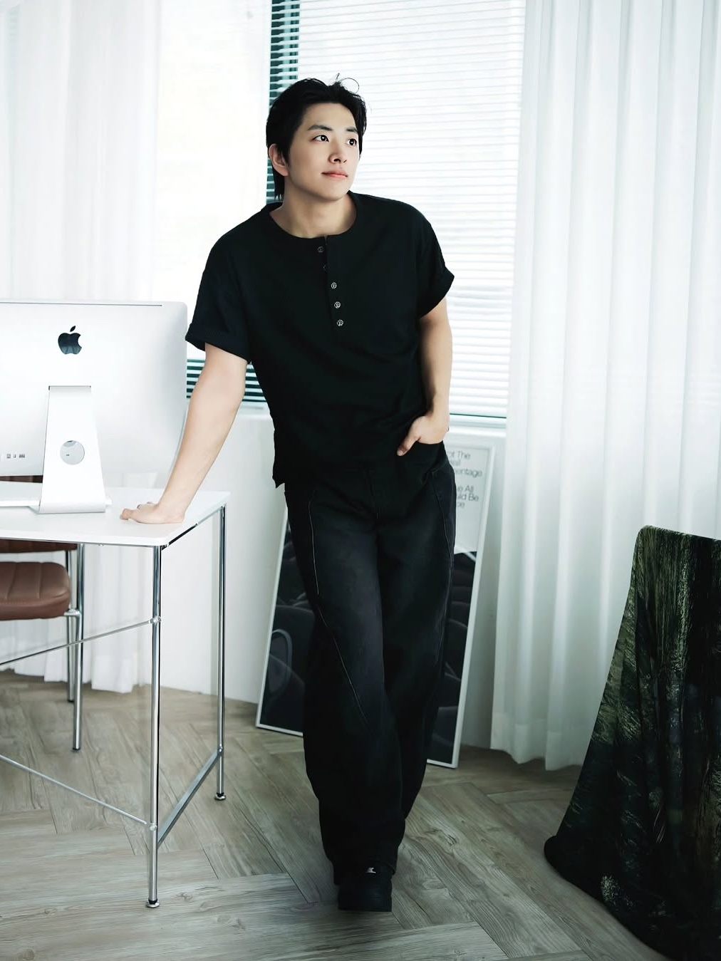 WESLEY HYUSTON W Metal Button Henley Neck Knit Black 착용 스타일 - 2