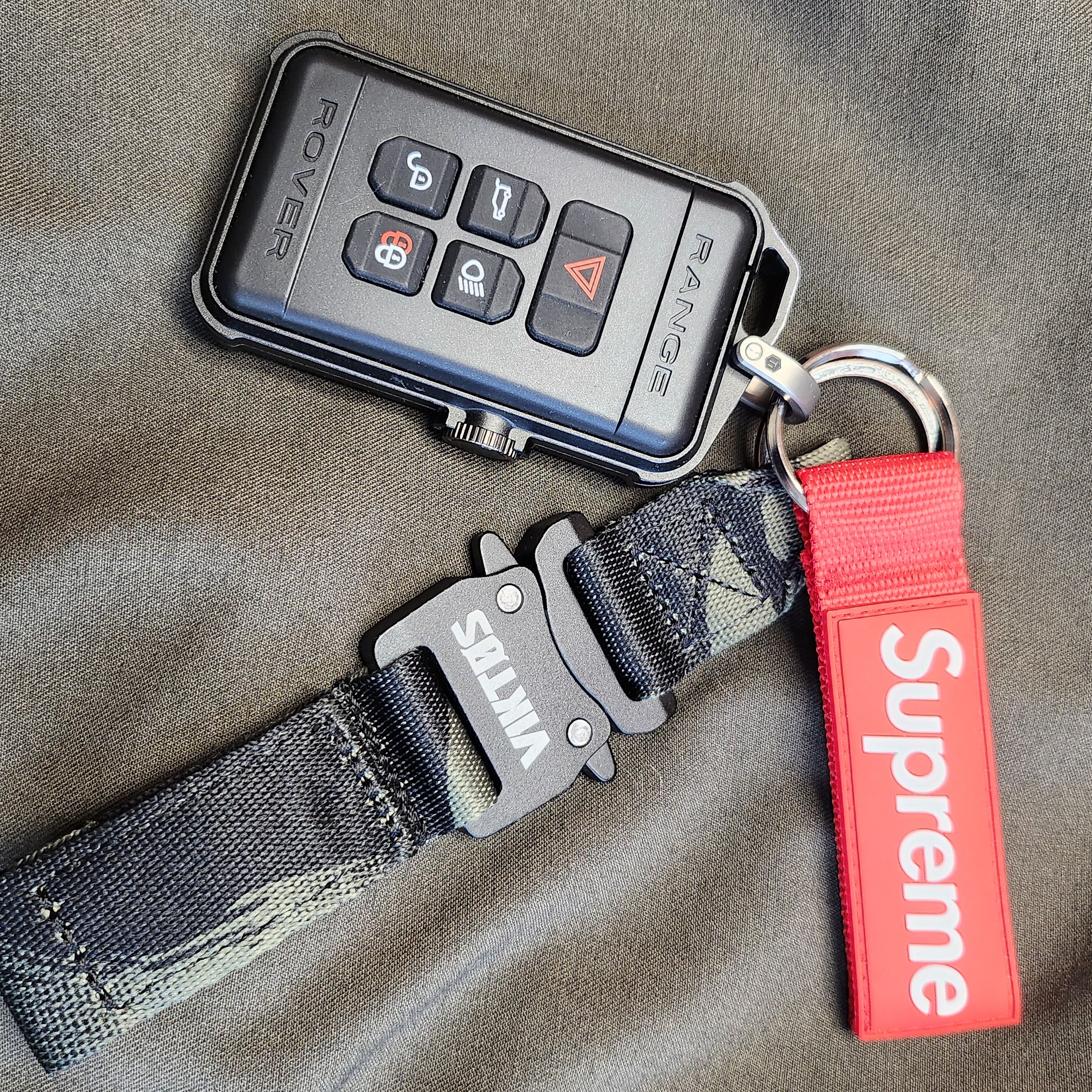 Supreme Webbing Keychain Red - 23SS 착용 스타일