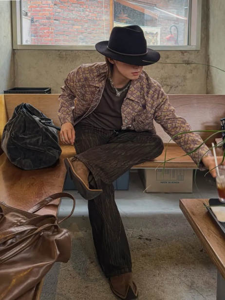 WESLEY HYUSTON Harsh Dyeing Slub Denim Pants Brown 착용 스타일 - 2