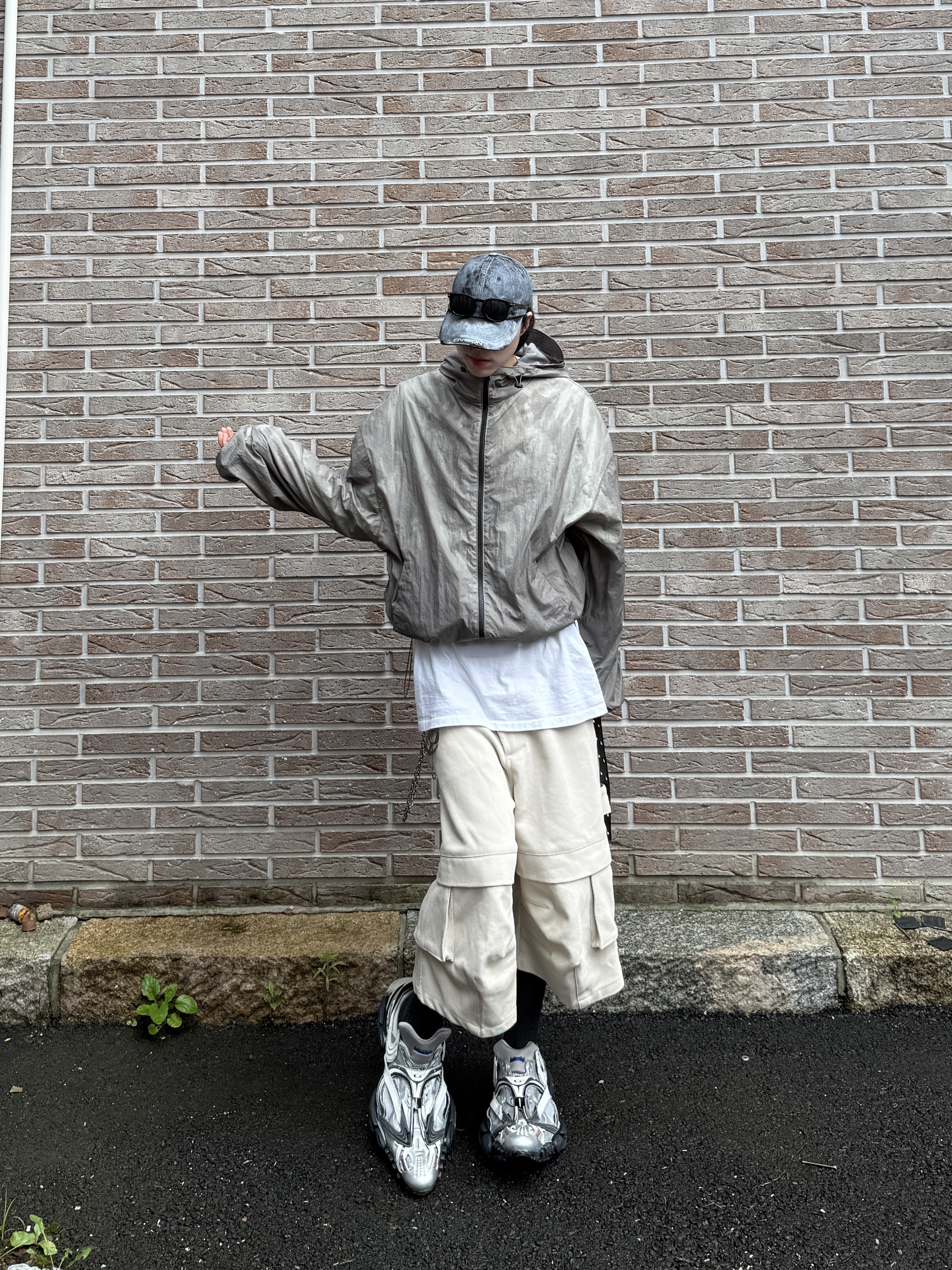 Kamien x MJD Double Hole Belt Black Shearling Calfskin, Kamien Titan Bermuda Pants Light Beige 착용 스타일 - 4
